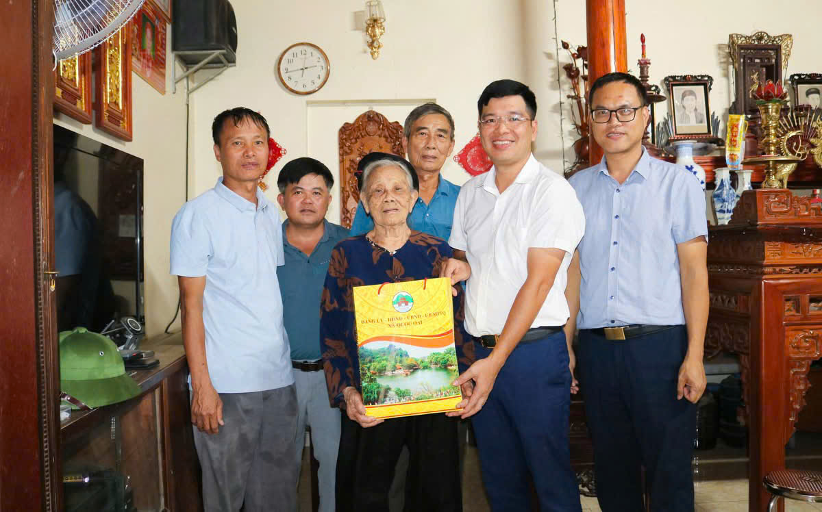 Lãnh đạo xã Quốc Oai thăm hỏi, động viên gia đình chính sách nhân kỷ niệm 78 năm Ngày Thương binh – Liệt sĩ - ảnh 2