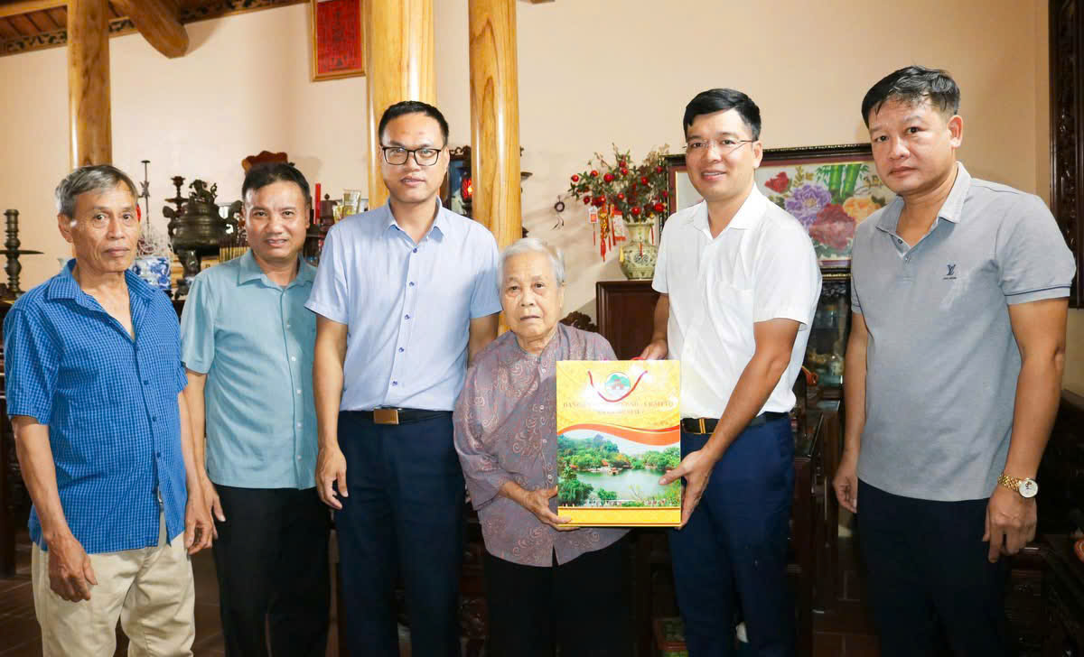 Lãnh đạo xã Quốc Oai thăm hỏi, động viên gia đình chính sách nhân kỷ niệm 78 năm Ngày Thương binh – Liệt sĩ - ảnh 1