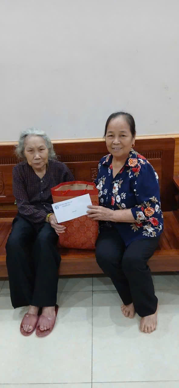 Hội LHPN Xã Quốc Oai thăm và tặng quà nhân Ngày Thương binh, liệt sĩ - ảnh 13