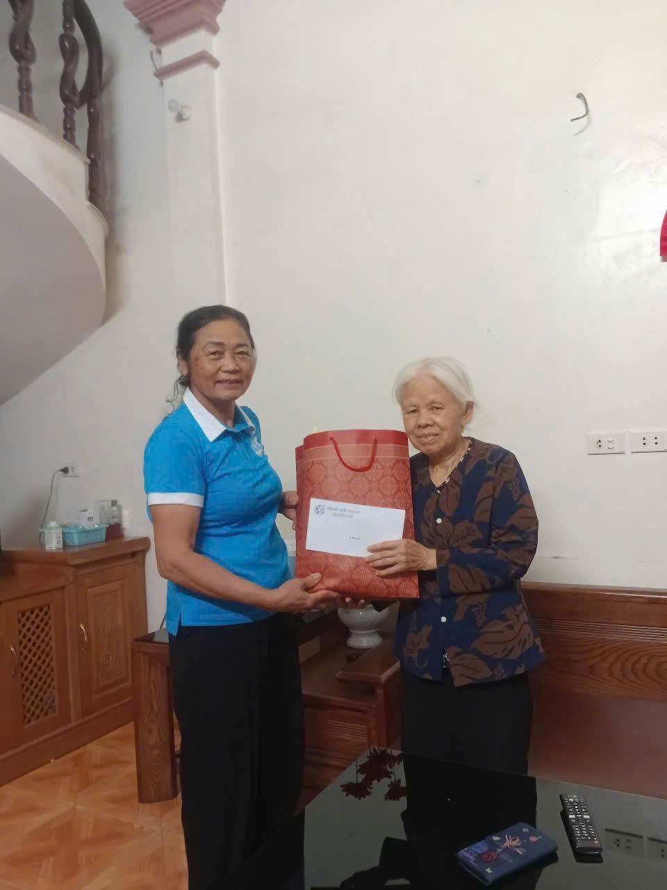 Hội LHPN Xã Quốc Oai thăm và tặng quà nhân Ngày Thương binh, liệt sĩ - ảnh 12