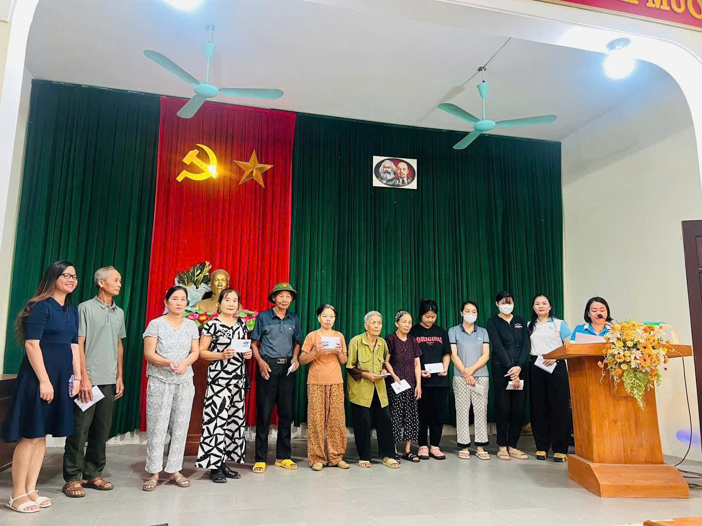Hội LHPN Xã Quốc Oai thăm và tặng quà nhân Ngày Thương binh, liệt sĩ - ảnh 8