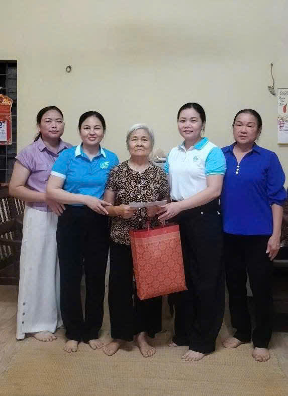 Hội LHPN Xã Quốc Oai thăm và tặng quà nhân Ngày Thương binh, liệt sĩ - ảnh 4