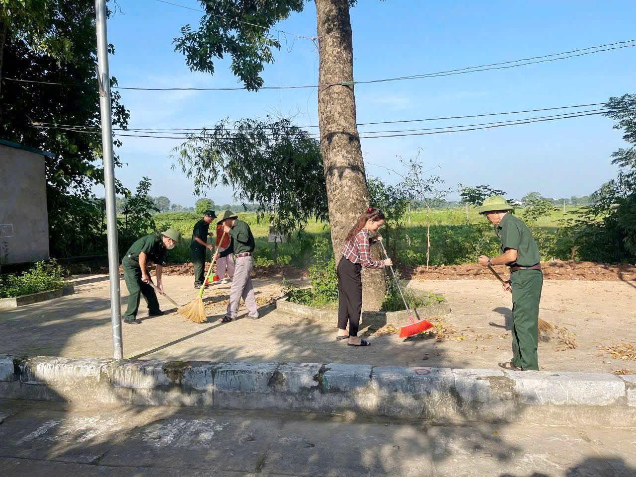 Xã Quốc Oai: Đồng loạt ra quân tổng vệ sinh môi trường - ảnh 27