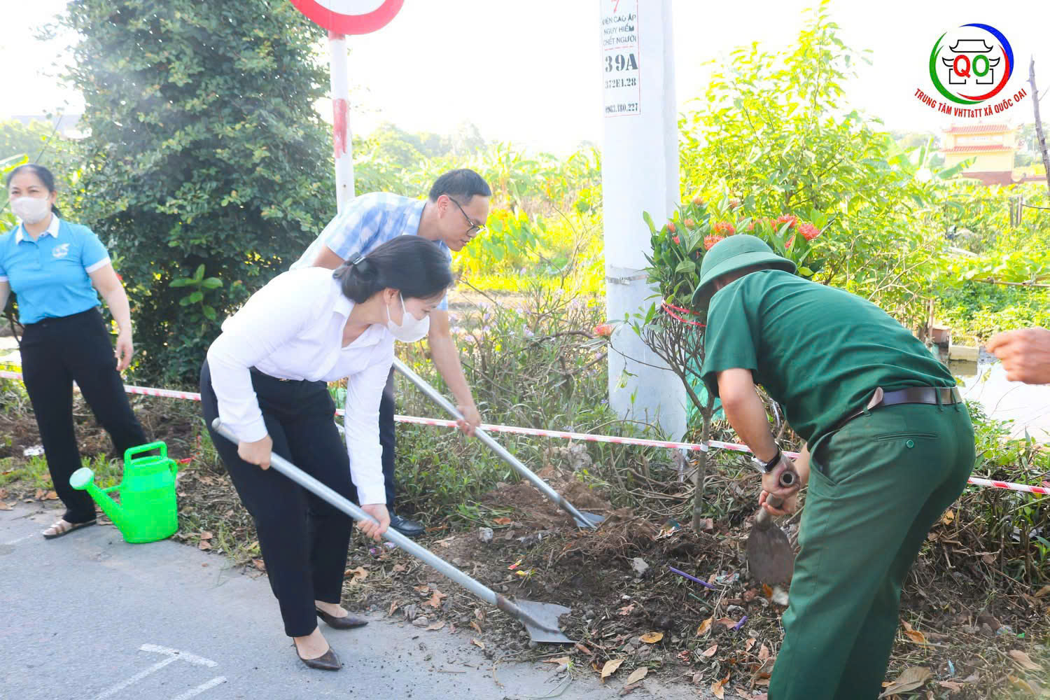 Xã Quốc Oai: Đồng loạt ra quân tổng vệ sinh môi trường - ảnh 18