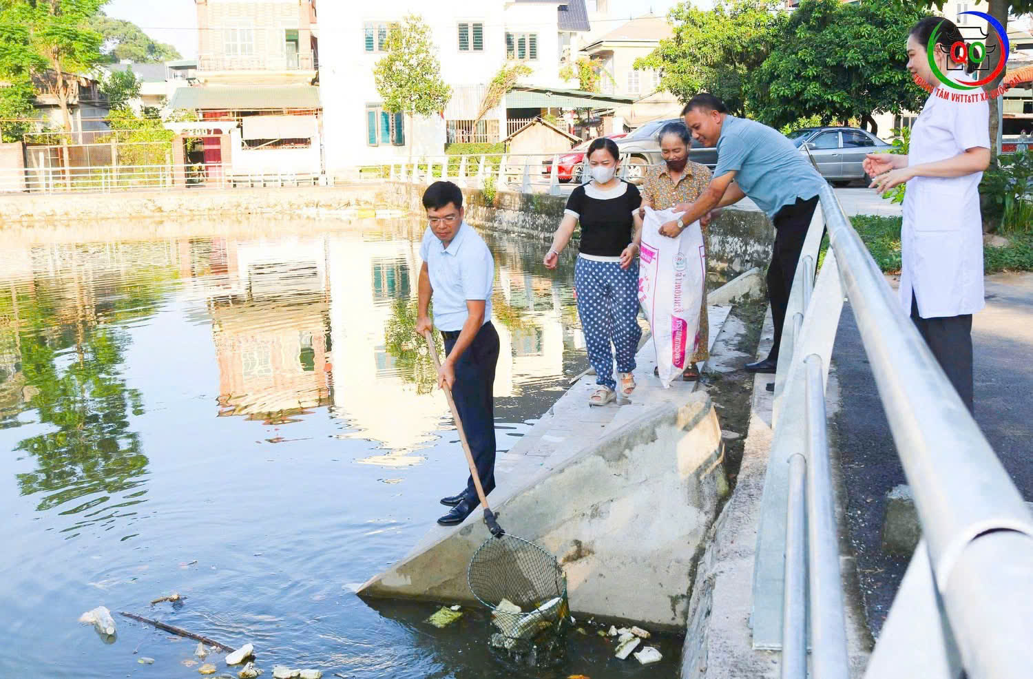 Xã Quốc Oai: Đồng loạt ra quân tổng vệ sinh môi trường - ảnh 13