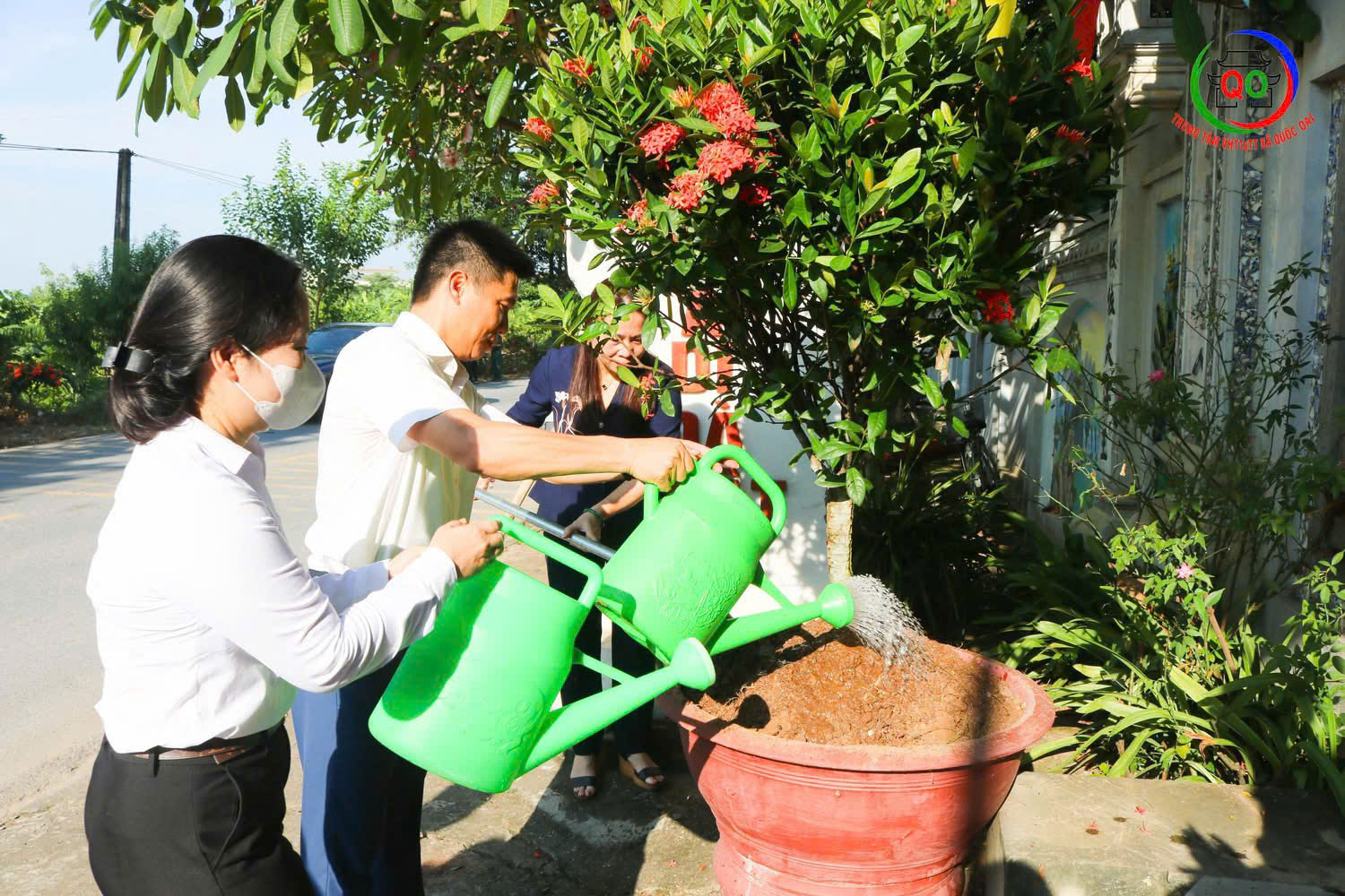 Xã Quốc Oai: Đồng loạt ra quân tổng vệ sinh môi trường - ảnh 12