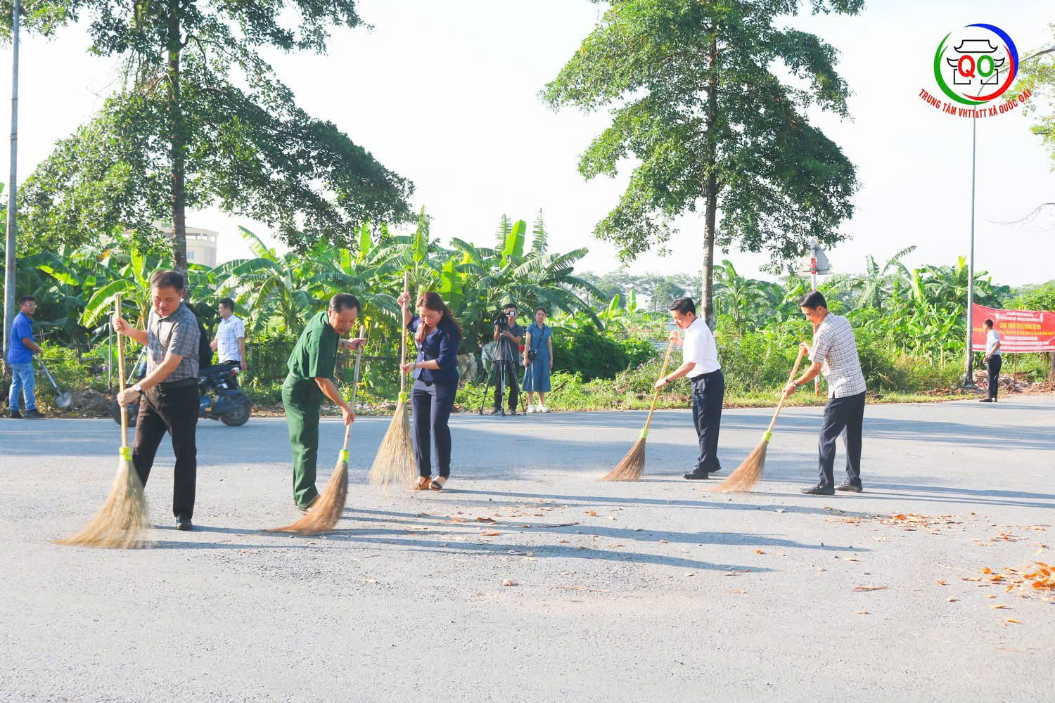 Xã Quốc Oai: Đồng loạt ra quân tổng vệ sinh môi trường - ảnh 4