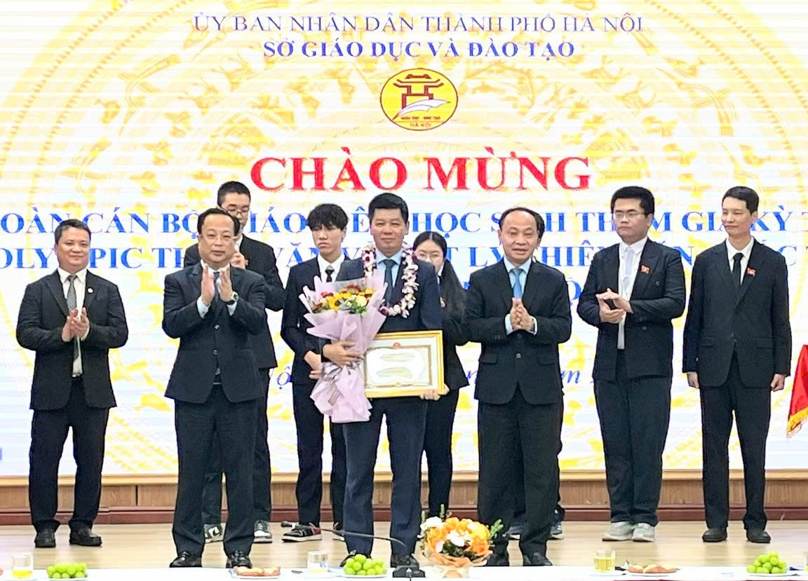 Hà Nội vinh danh 5 học sinh đoạt huy chương tại Kỳ thi Olympic Thiên văn và Vật lý thiên văn quốc tế 2025 - ảnh 3