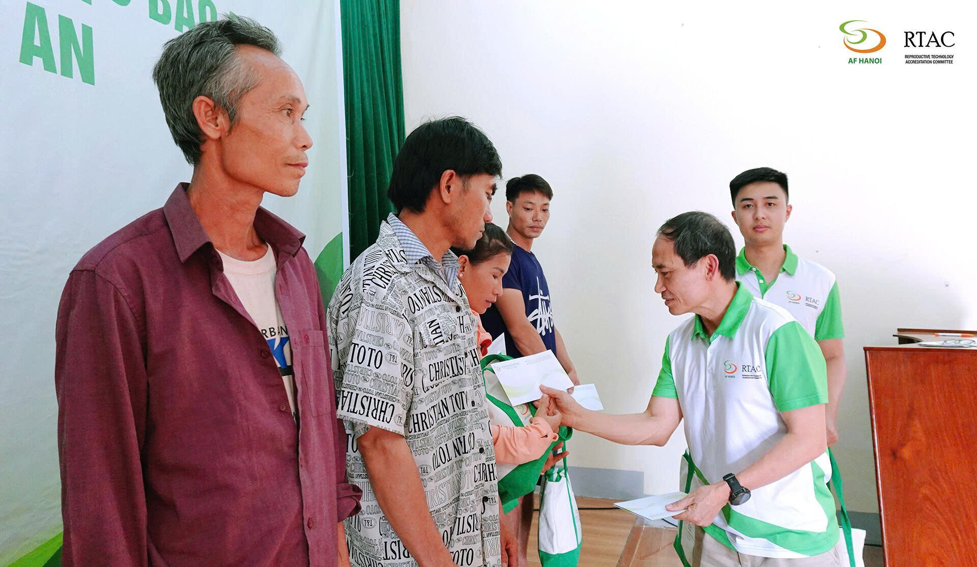 Mang hơi ấm về xã vùng cao Nhôn Mai sau trận lũ quét lịch sử - ảnh 4