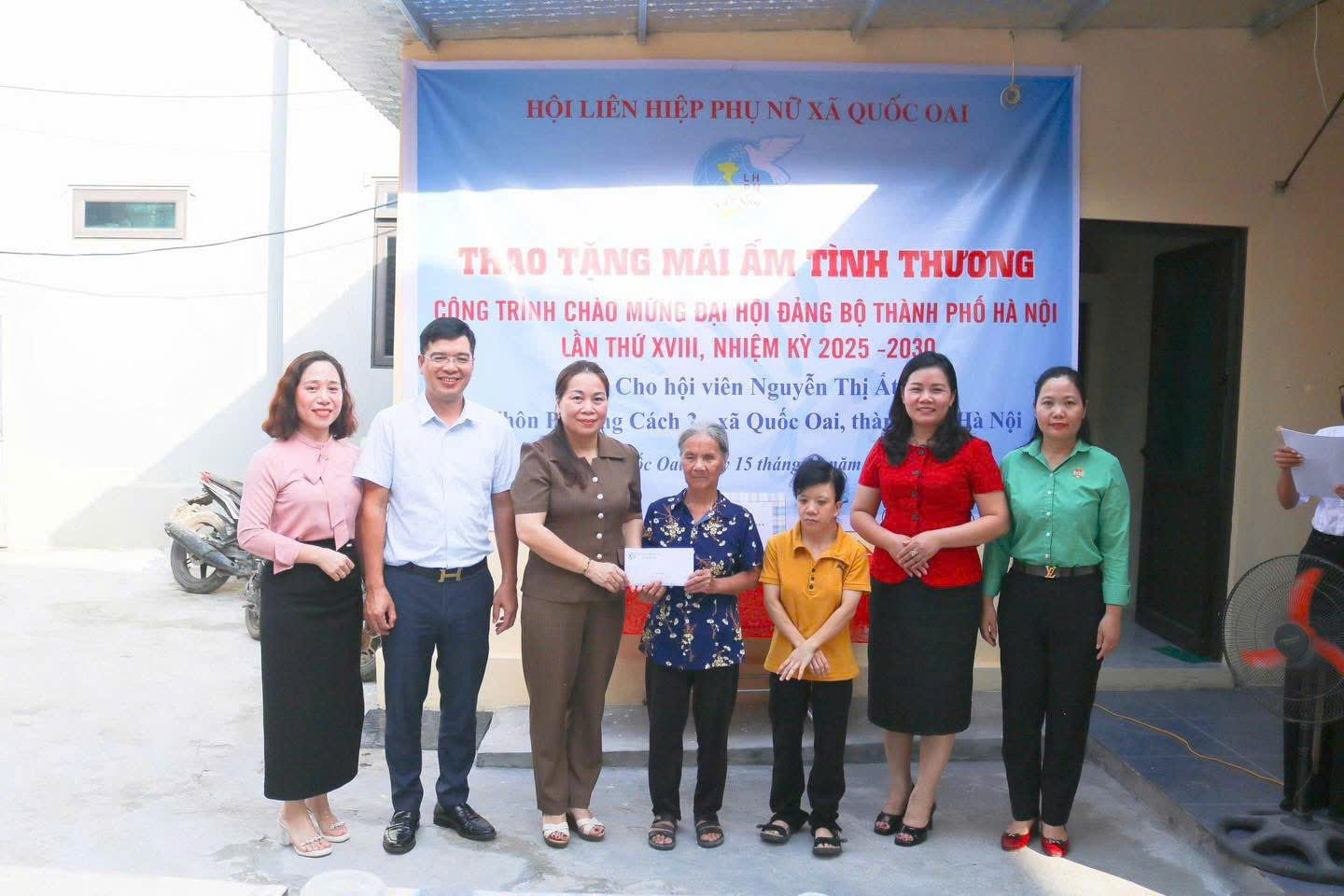 Hội LHPN xã Quốc Oai trao tặng "Mái ấm tình thương" cho hội viên phụ nữ khó khăn - ảnh 4