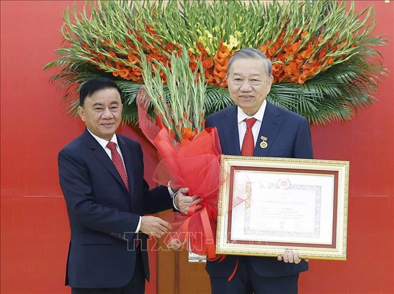 Lễ trao Huy hiệu 45 năm tuổi Đảng tặng Tổng Bí thư Tô Lâm - ảnh 2