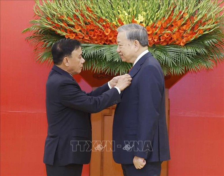 Lễ trao Huy hiệu 45 năm tuổi Đảng tặng Tổng Bí thư Tô Lâm - ảnh 1
