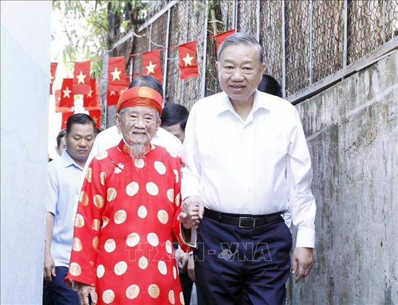 Tổng Bí thư Tô Lâm đến thăm, chúc Tết nhà nghiên cứu Nguyễn Đình Tư - ảnh 1