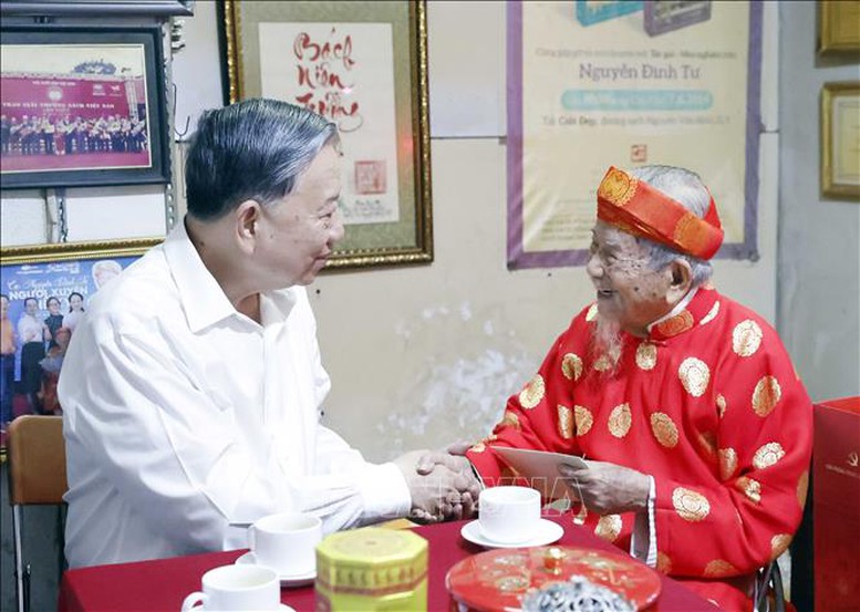 Tổng Bí thư Tô Lâm đến thăm, chúc Tết nhà nghiên cứu Nguyễn Đình Tư - ảnh 4