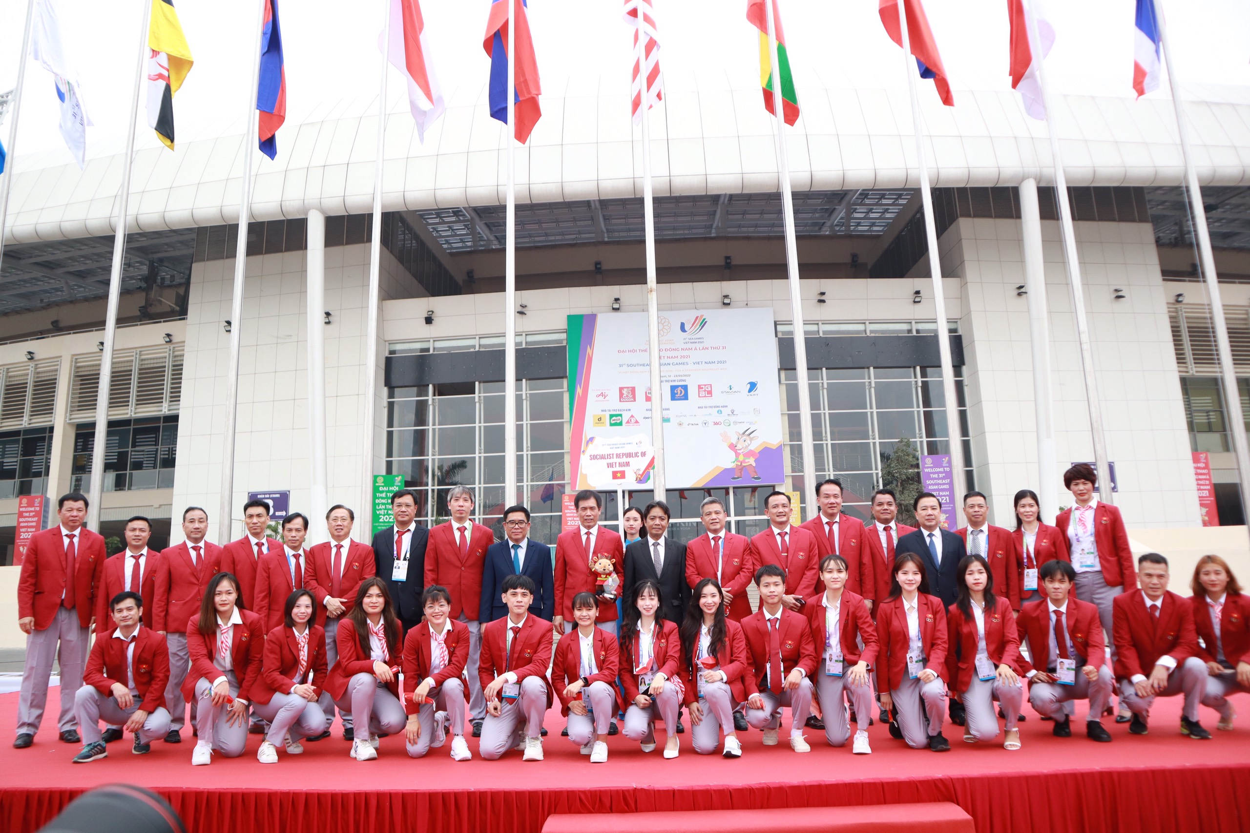 Quốc kỳ Việt Nam tung bay giữa “trái tim” SEA Games 31 - ảnh 2