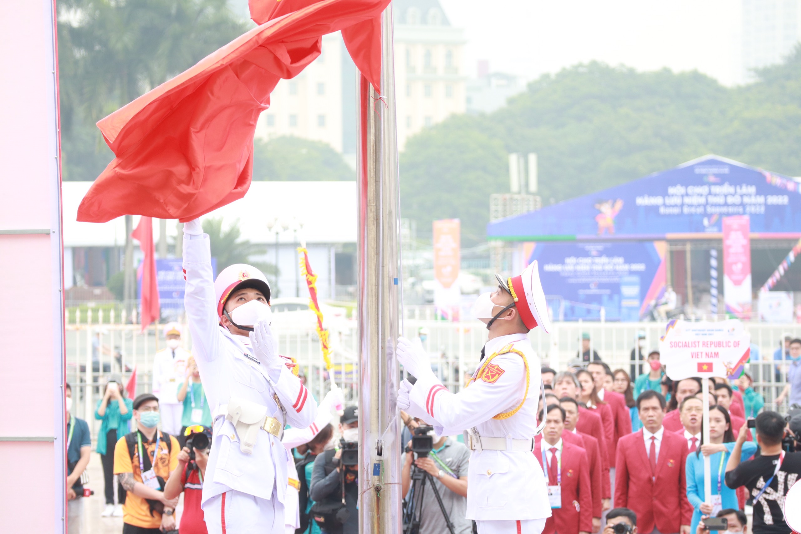 Quốc kỳ Việt Nam tung bay giữa “trái tim” SEA Games 31 - ảnh 1