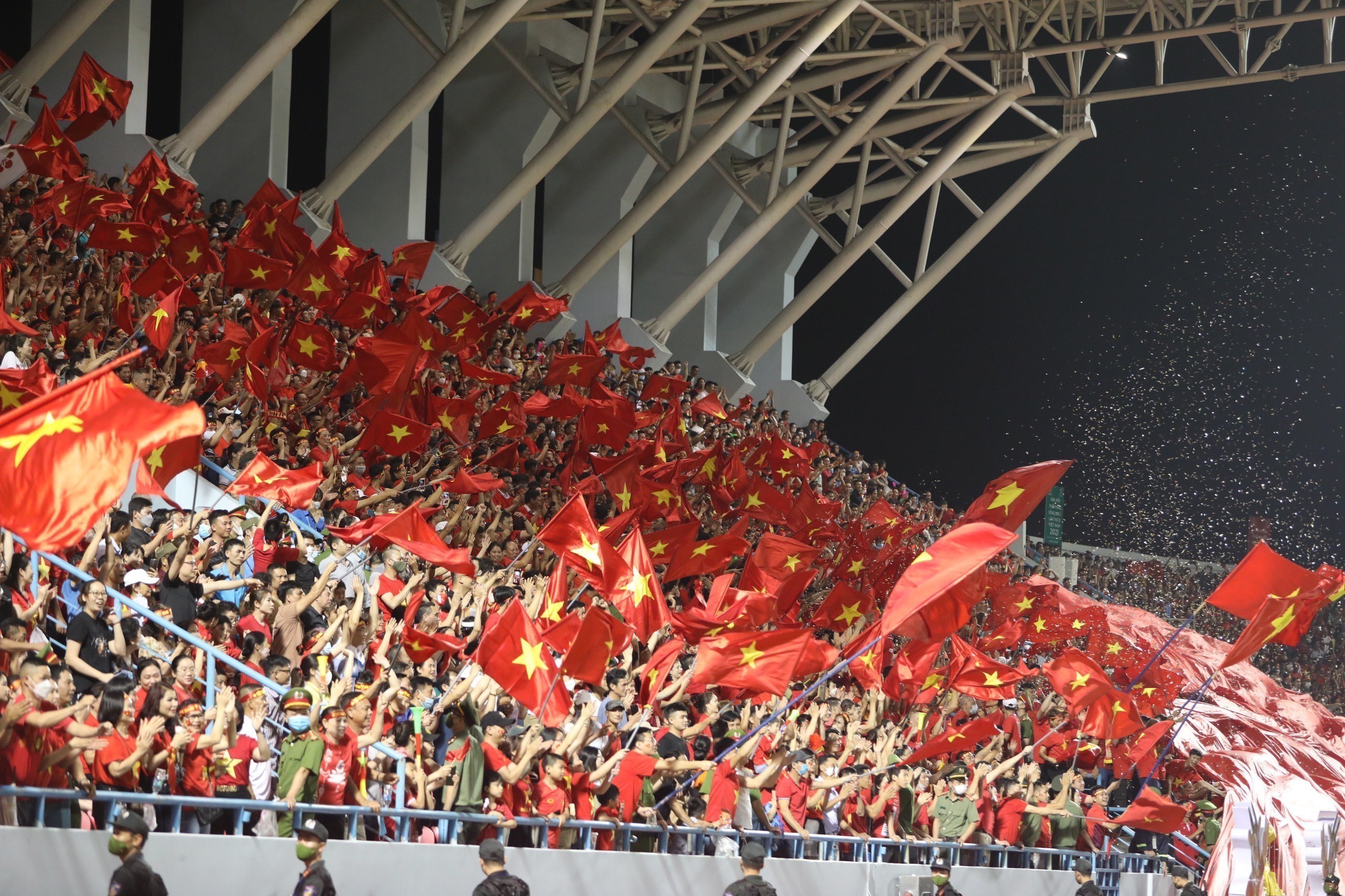 Giành huy chương Vàng tại SEA Games 31, đội tuyển bóng đá nữ Việt Nam lập hat-trick lần 2 - ảnh 1