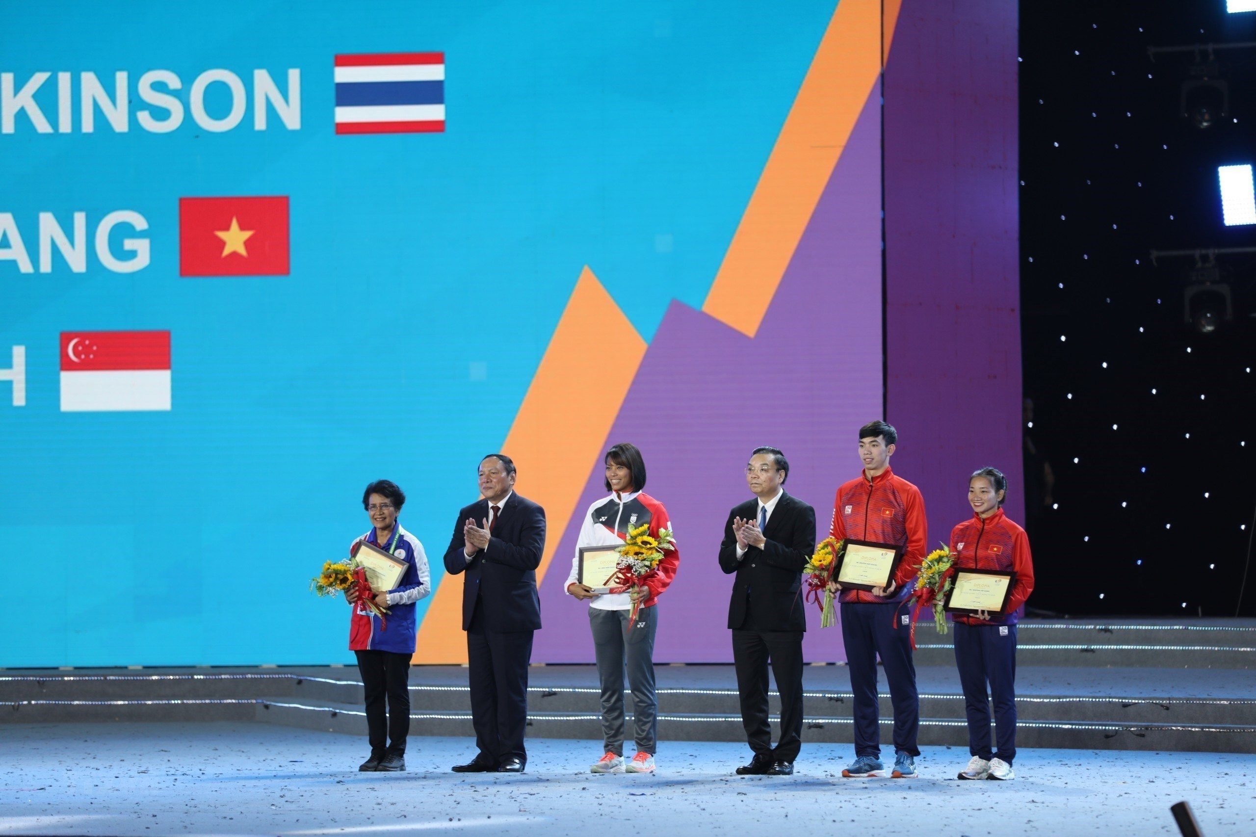 Bế mạc SEA Games 31: Lời chào, lời nhắn nhủ cùng “Hội tụ để tỏa sáng“ - ảnh 6