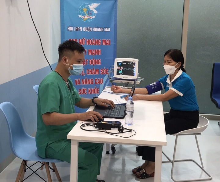 Hội LHPN quận Hoàng Mai: Hơn 500 hội viên phụ nữ được khám, tư vấn sức khỏe miễn phí - ảnh 4