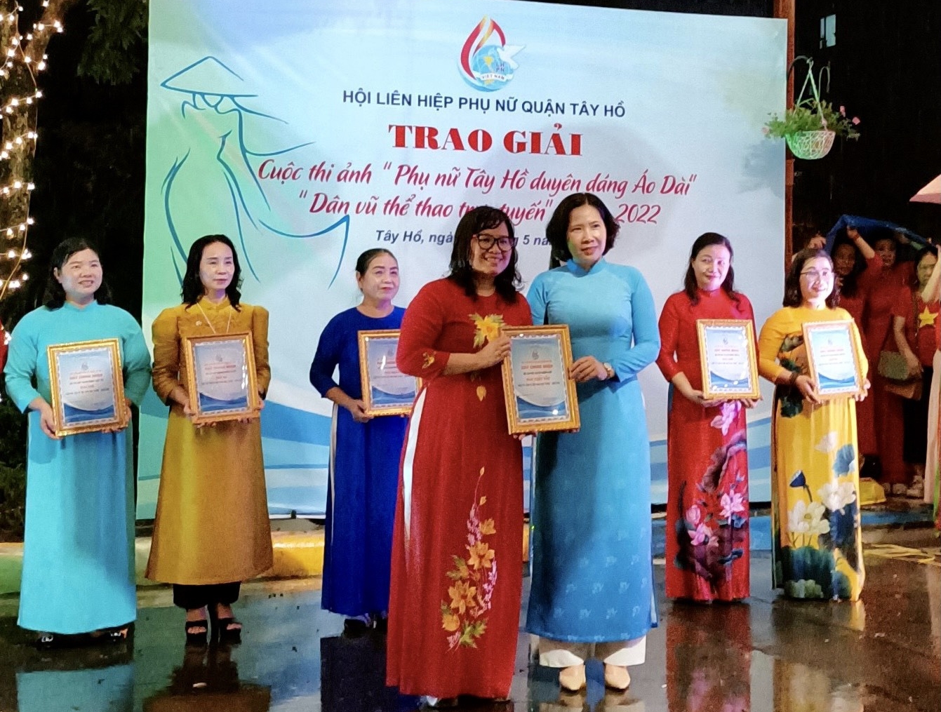 Phụ nữ Tây Hồ