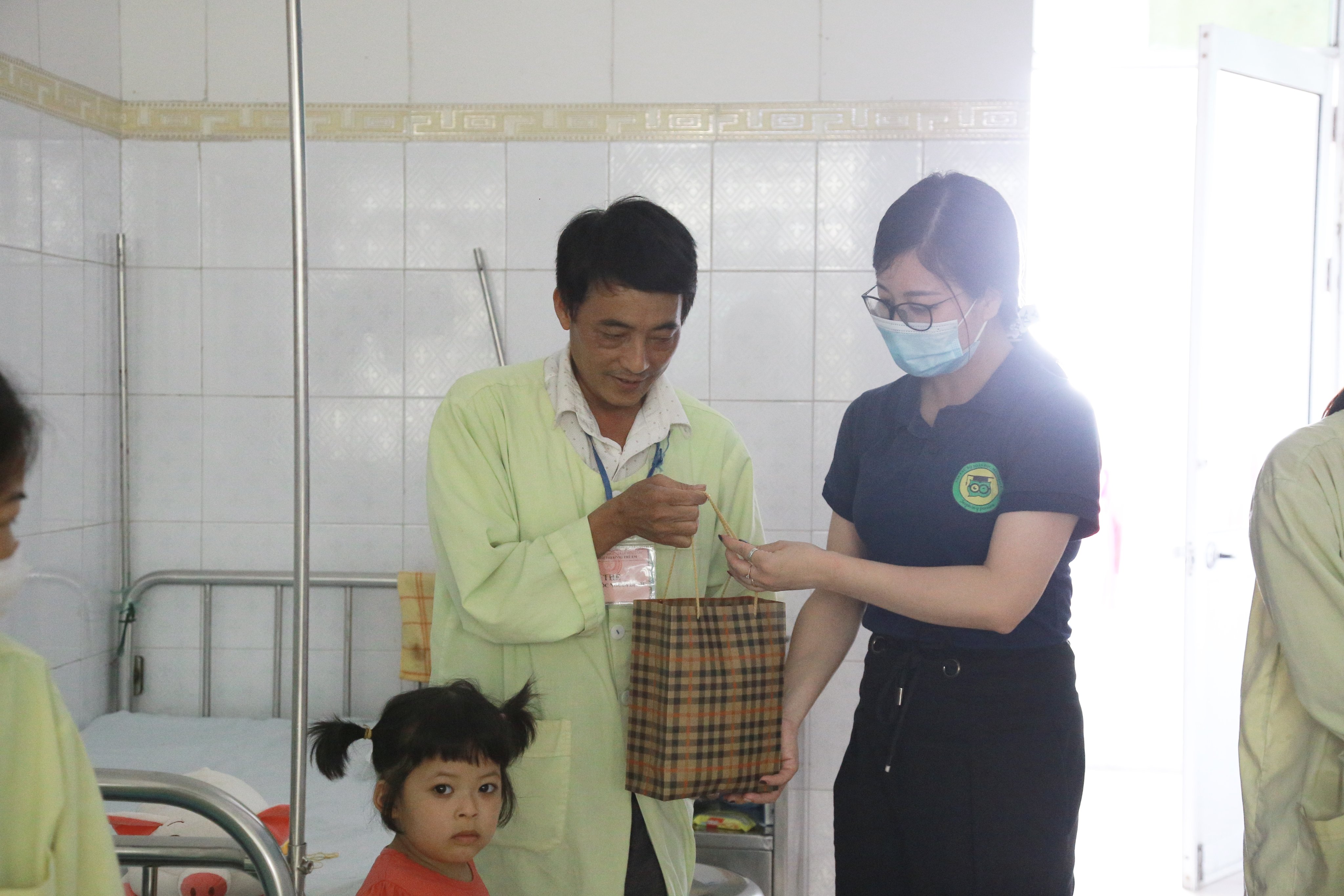 Những món quà ý nghĩa dành tặng bệnh nhi bị bỏng nặng - ảnh 2