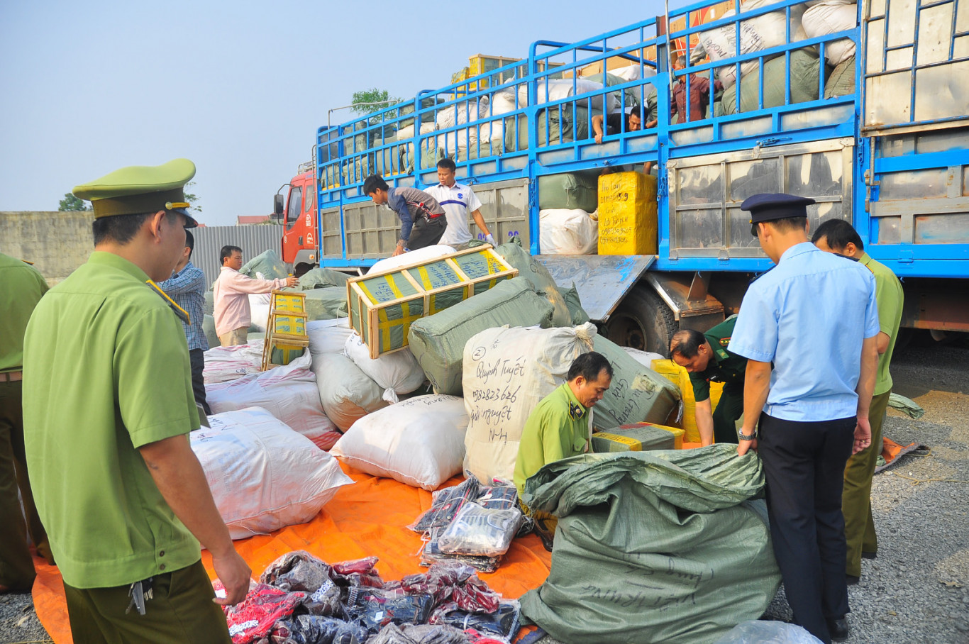 Xử lý nghiêm hành vi tiếp tay cho đối tượng buôn lậu, gian lận thương mại - ảnh 1