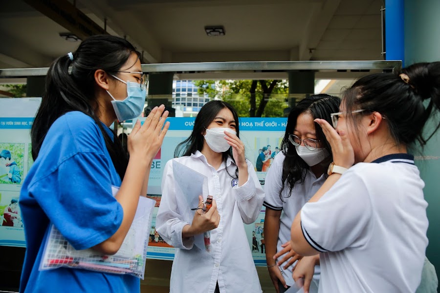 Phụ huynh đội mưa chờ con trong buổi thi tốt nghiệp THPT chiều 7/7 - ảnh 11