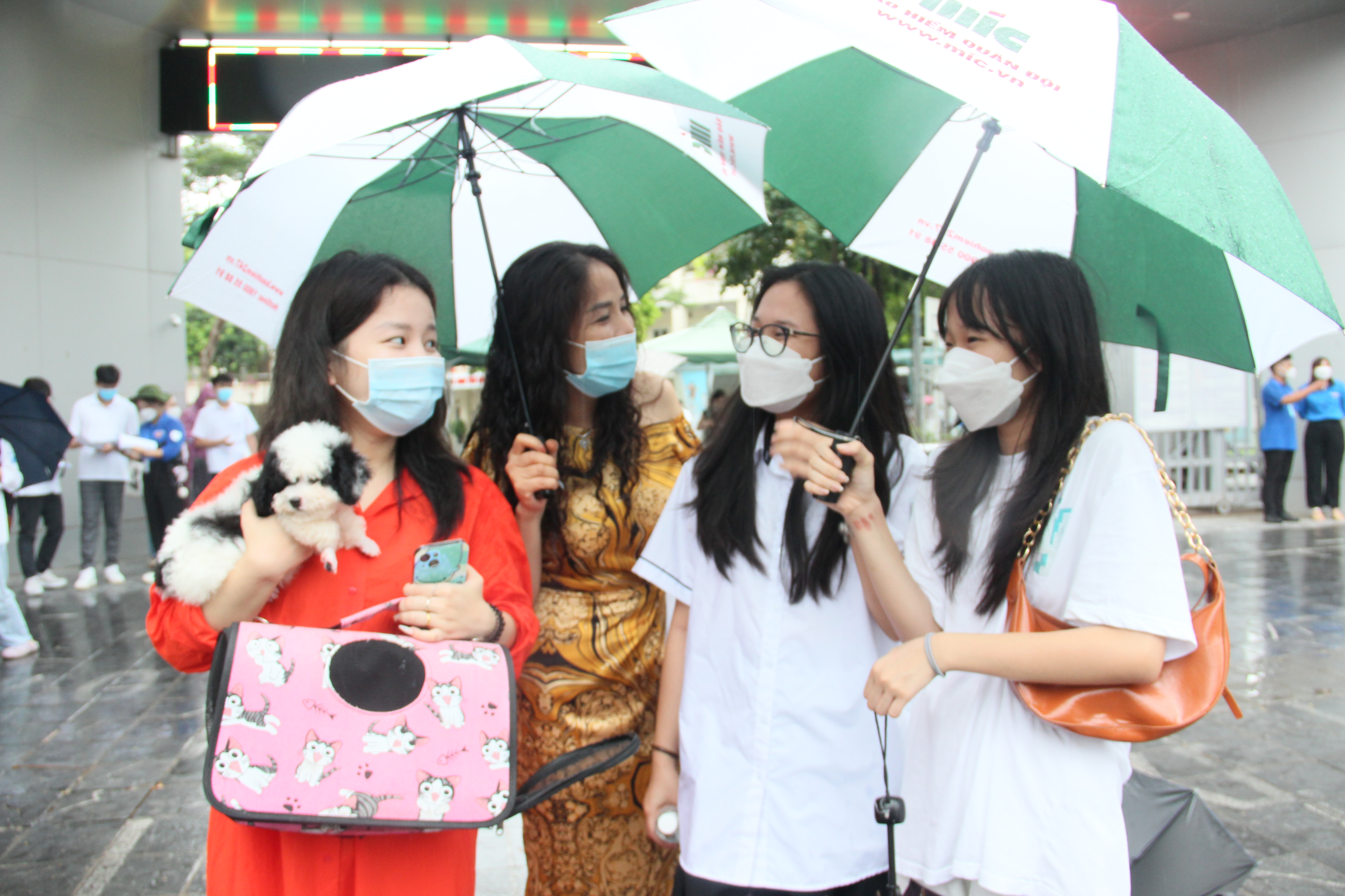 Phụ huynh đội mưa chờ con trong buổi thi tốt nghiệp THPT chiều 7/7 - ảnh 6