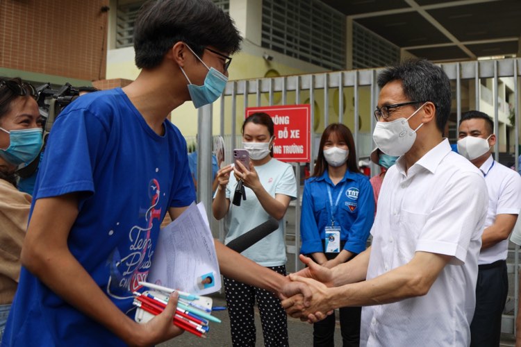 Phó Thủ tướng Chính phủ Vũ Đức Đam động viên thí sinh thi tốt nghiệp THPT - ảnh 1