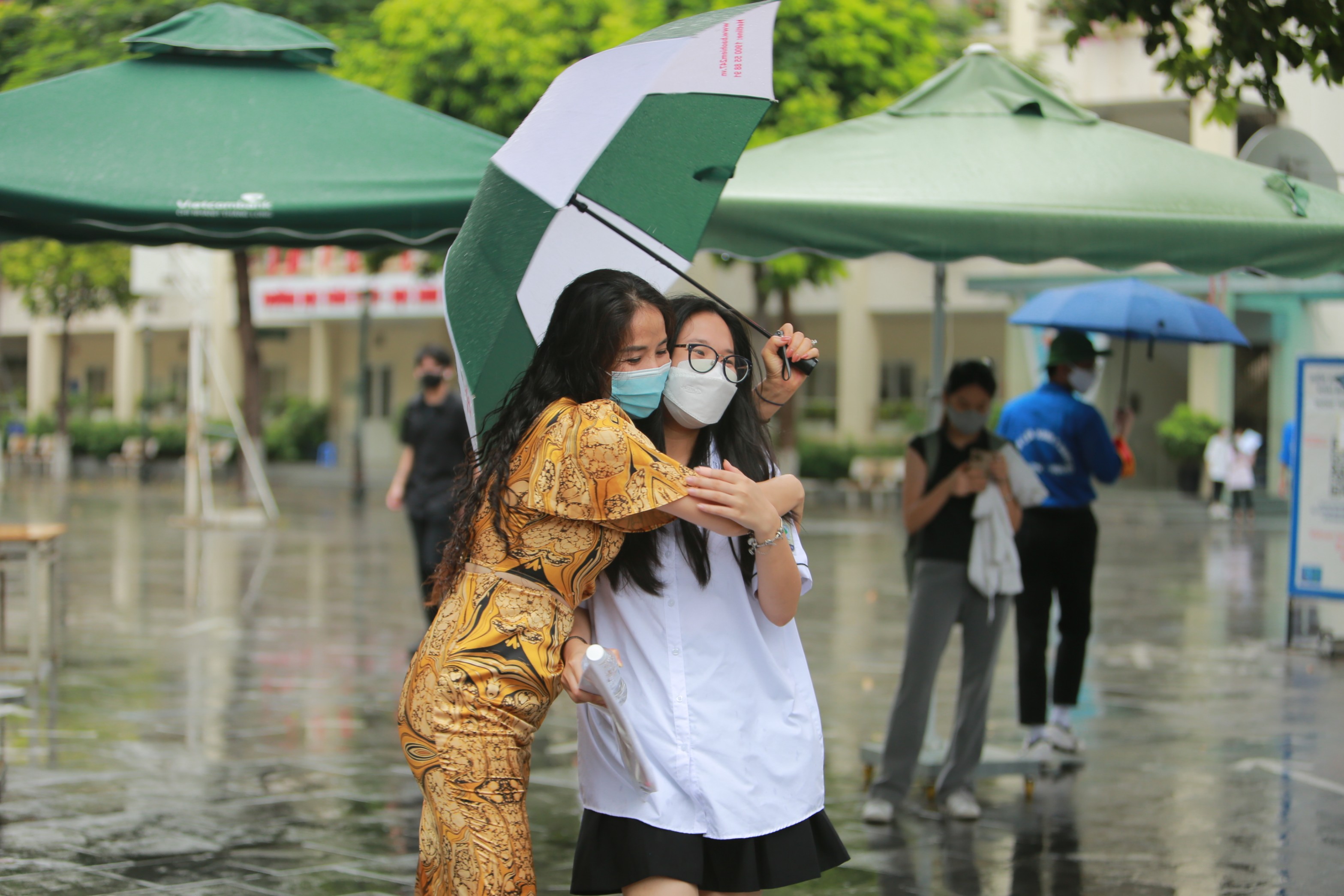 Phụ huynh đội mưa chờ con trong buổi thi tốt nghiệp THPT chiều 7/7 - ảnh 5