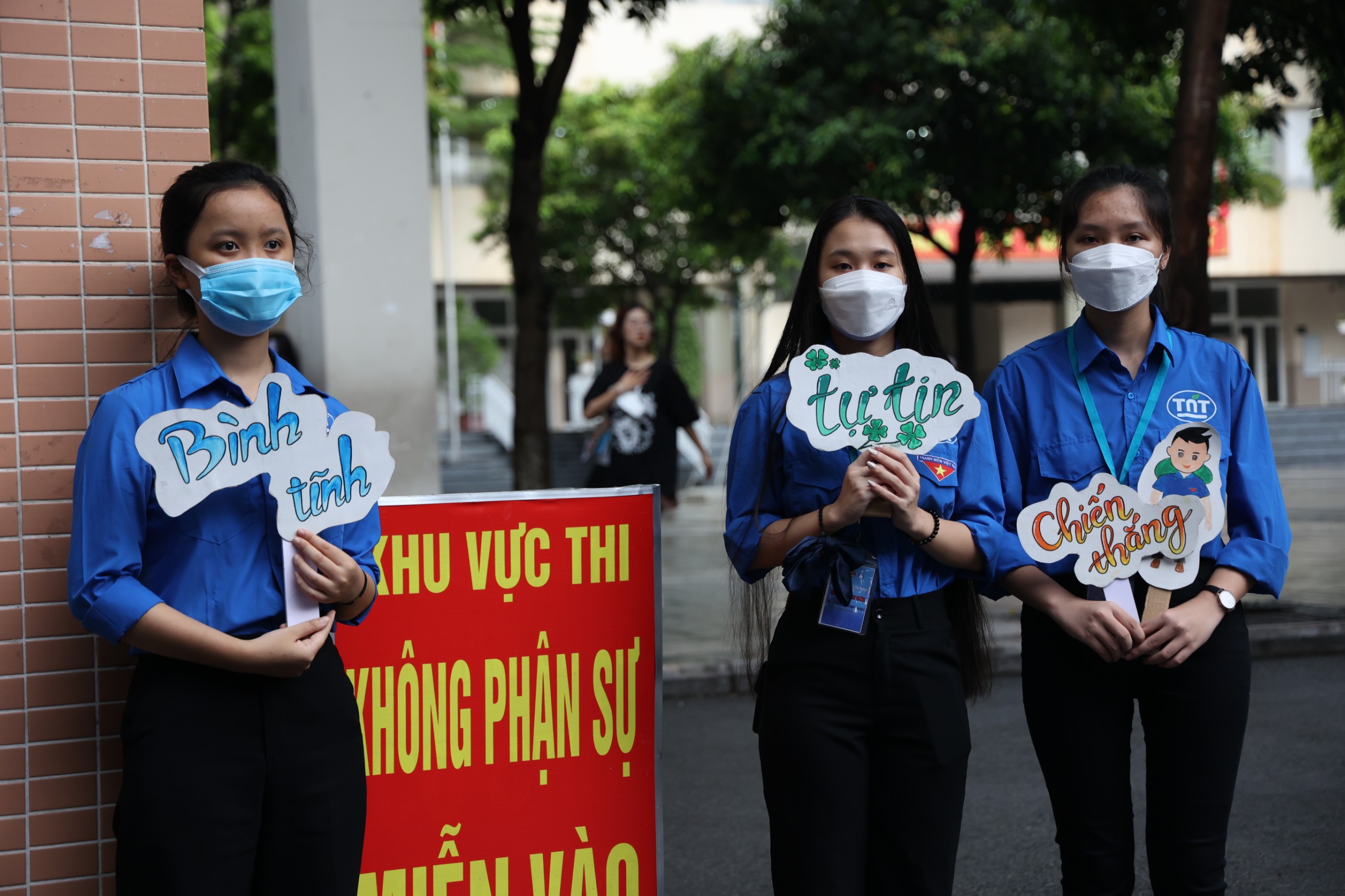 Những chiếc ôm ấm áp tạo động lực cho các sĩ tử - ảnh 9