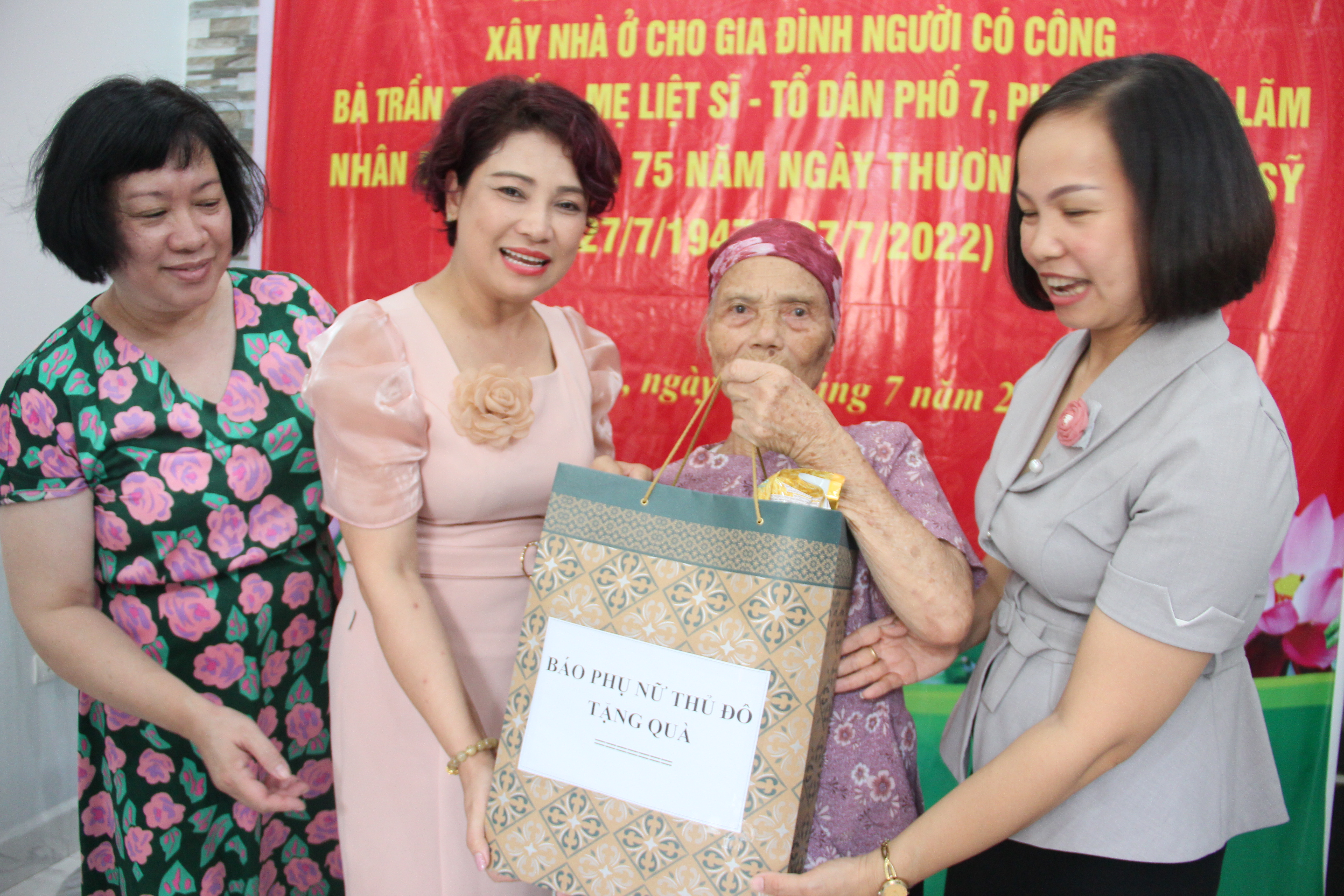 Báo Phụ nữ Thủ đô: Khánh thành, trao kinh phí hỗ trợ xây nhà cho mẹ Liệt sĩ ở quận Hà Đông - ảnh 2