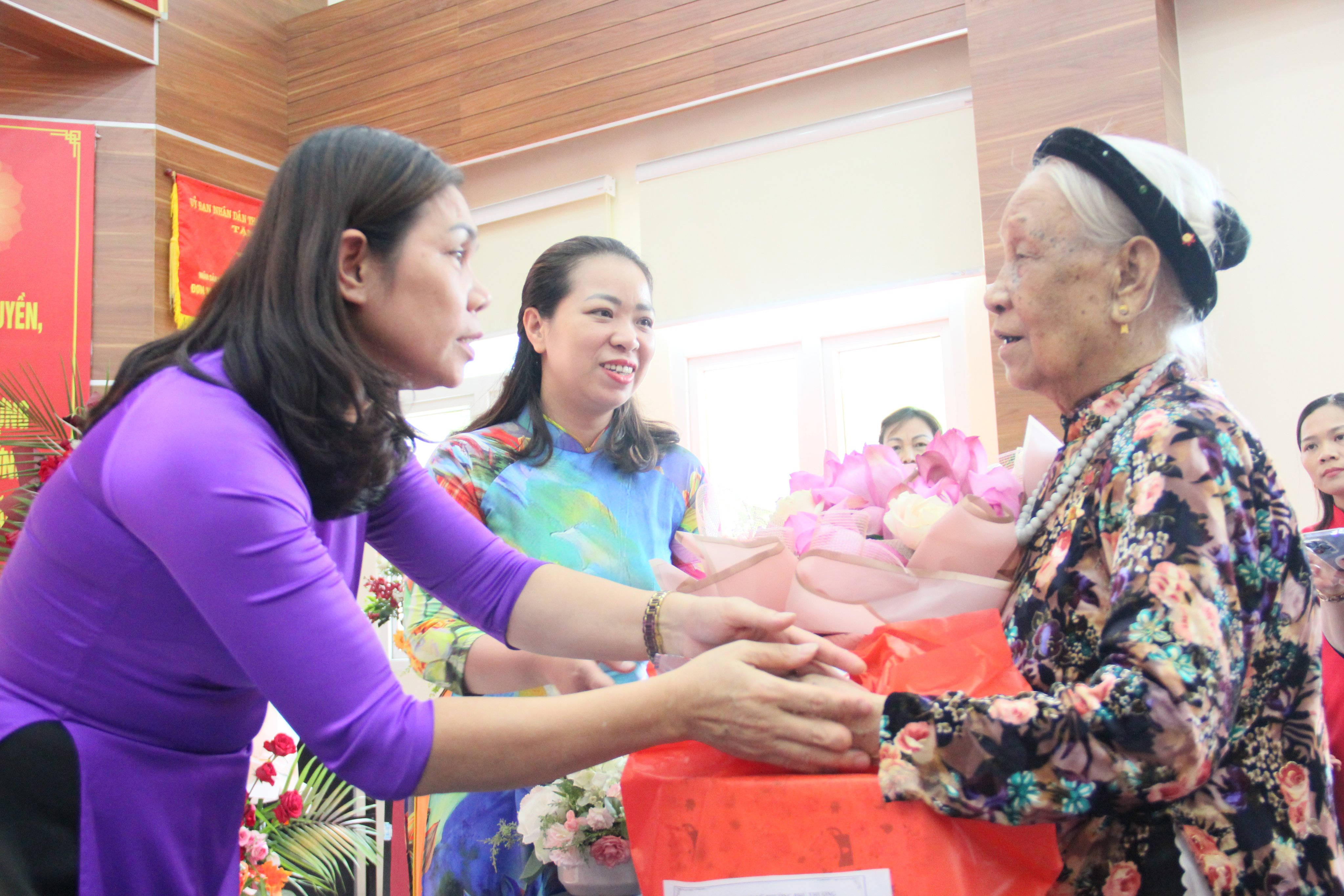 Hội LHPN phường Phú Thượng, Tây Hồ: Tri ân gia đình chính sách, người có công với cách mạng - ảnh 3
