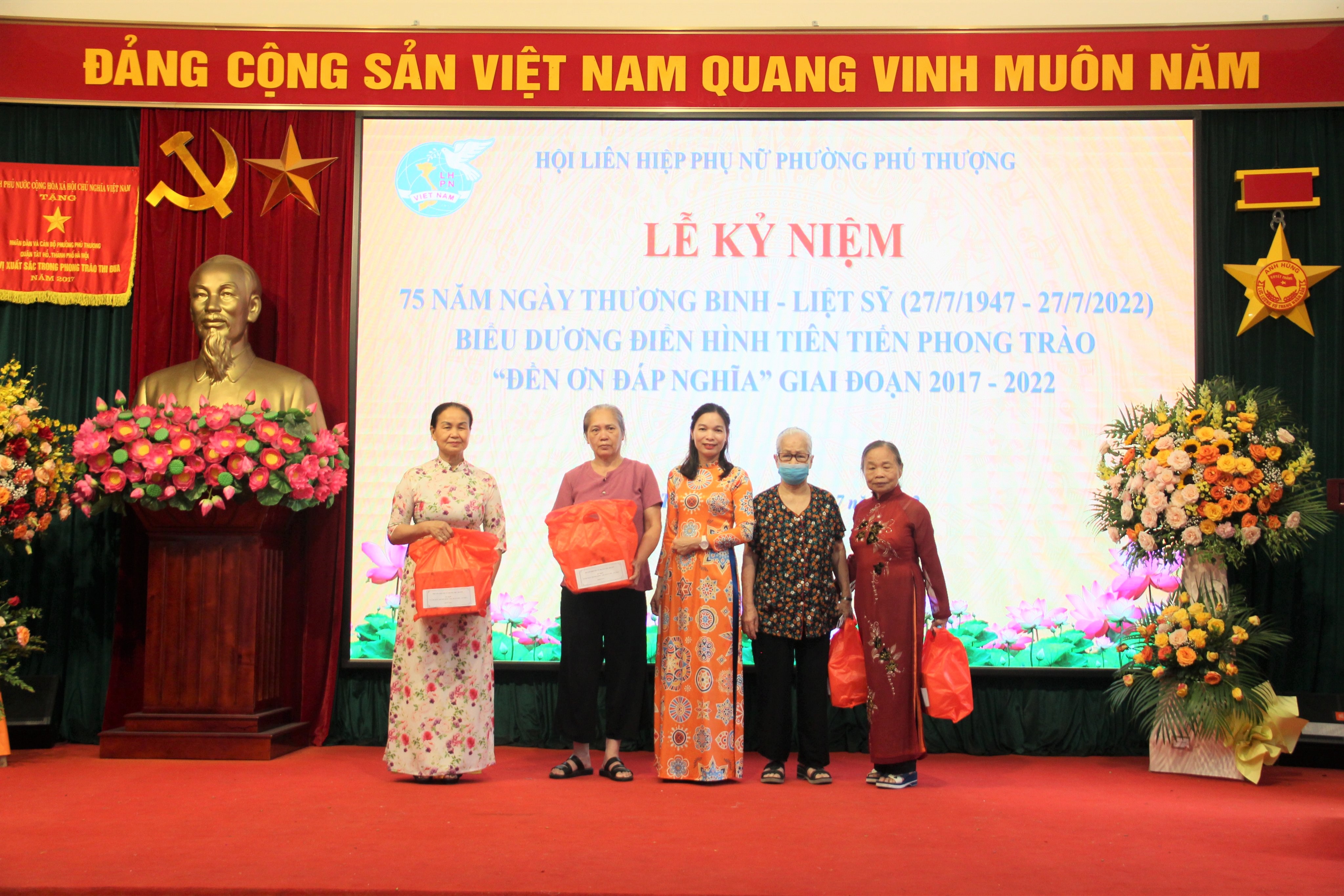 Hội LHPN phường Phú Thượng, Tây Hồ: Tri ân gia đình chính sách, người có công với cách mạng - ảnh 6
