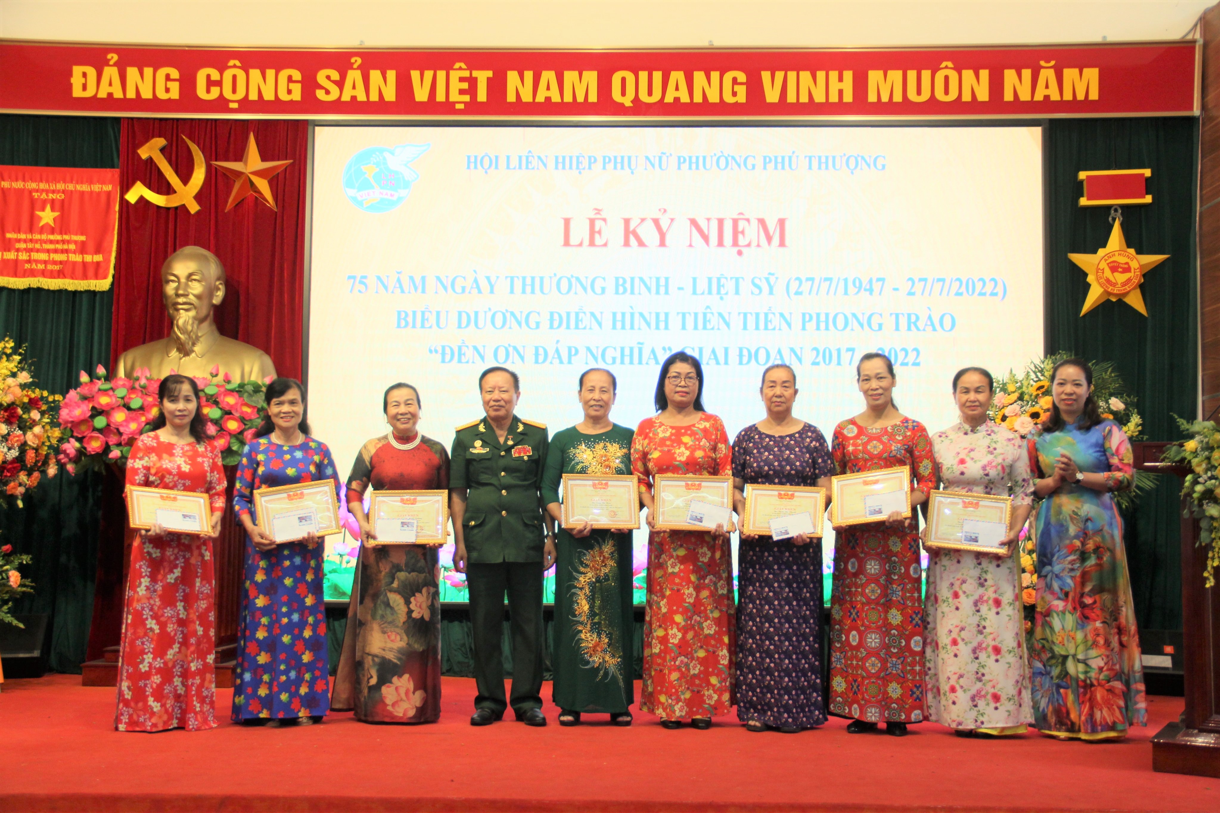 Hội LHPN phường Phú Thượng, Tây Hồ: Tri ân gia đình chính sách, người có công với cách mạng - ảnh 9