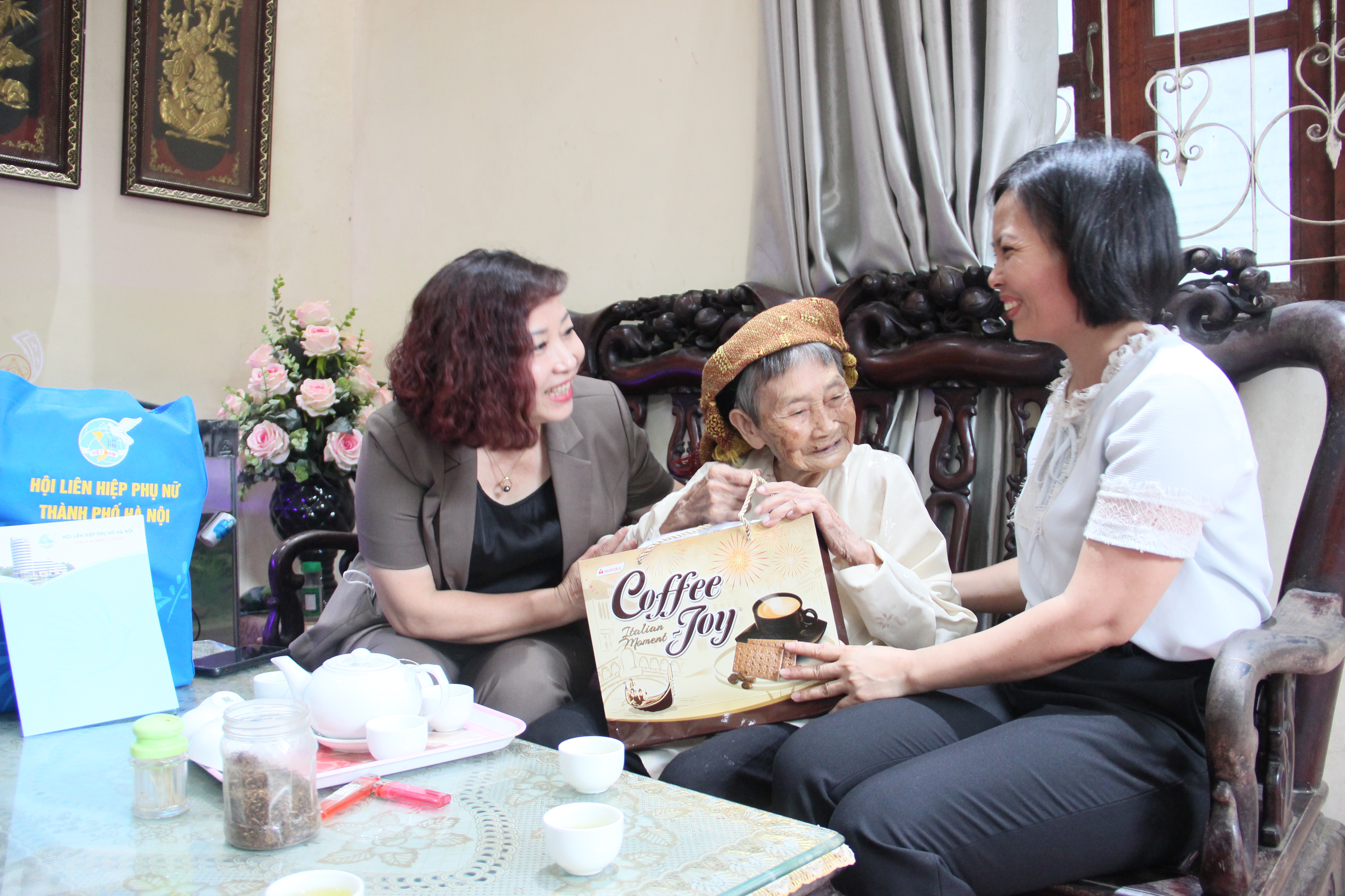 Hội LHPN Hà Nội: Thăm, tri ân người có công với cách mạng tại huyện Quốc Oai, Hoài Đức - ảnh 1