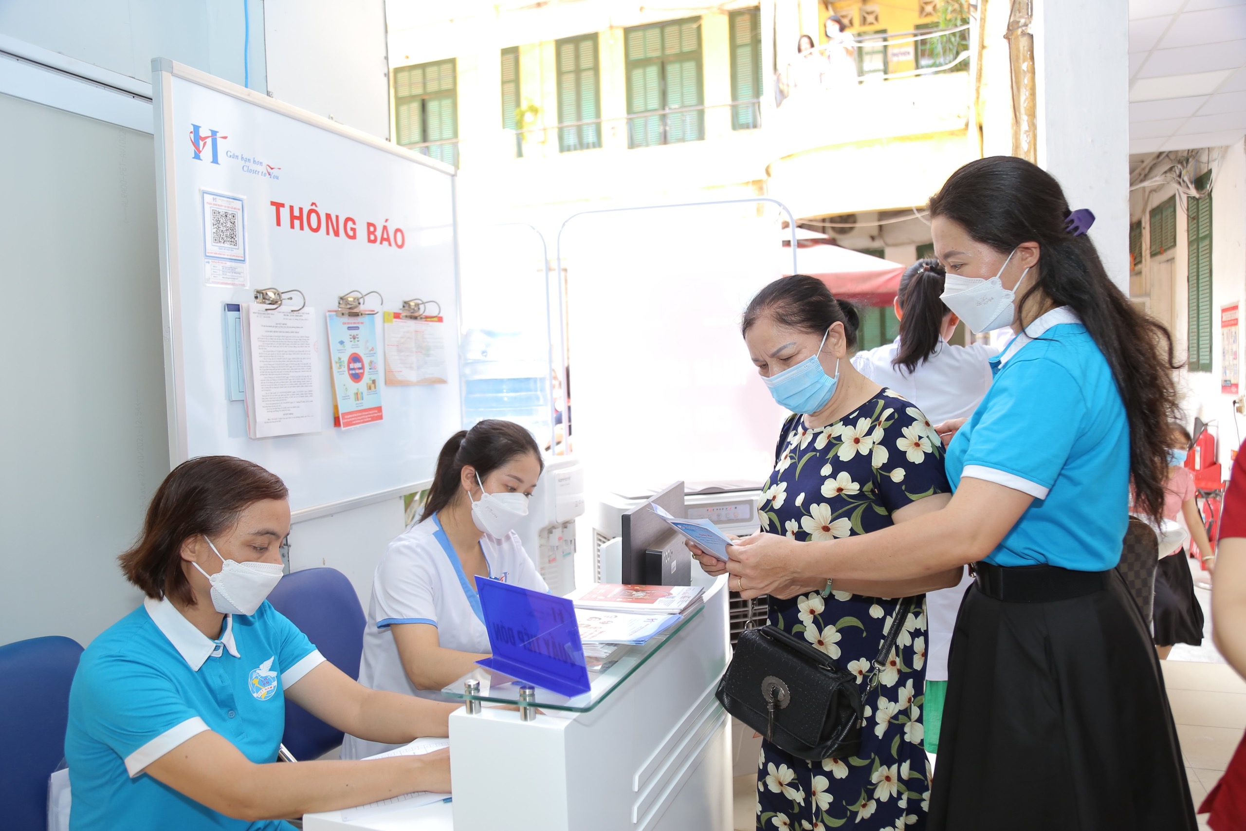 Hội LHPN quận Ba Đình, BV Đa khoa Hòe Nhai: Khám sức khỏe miễn phí cho con em gia đình chính sách - ảnh 2