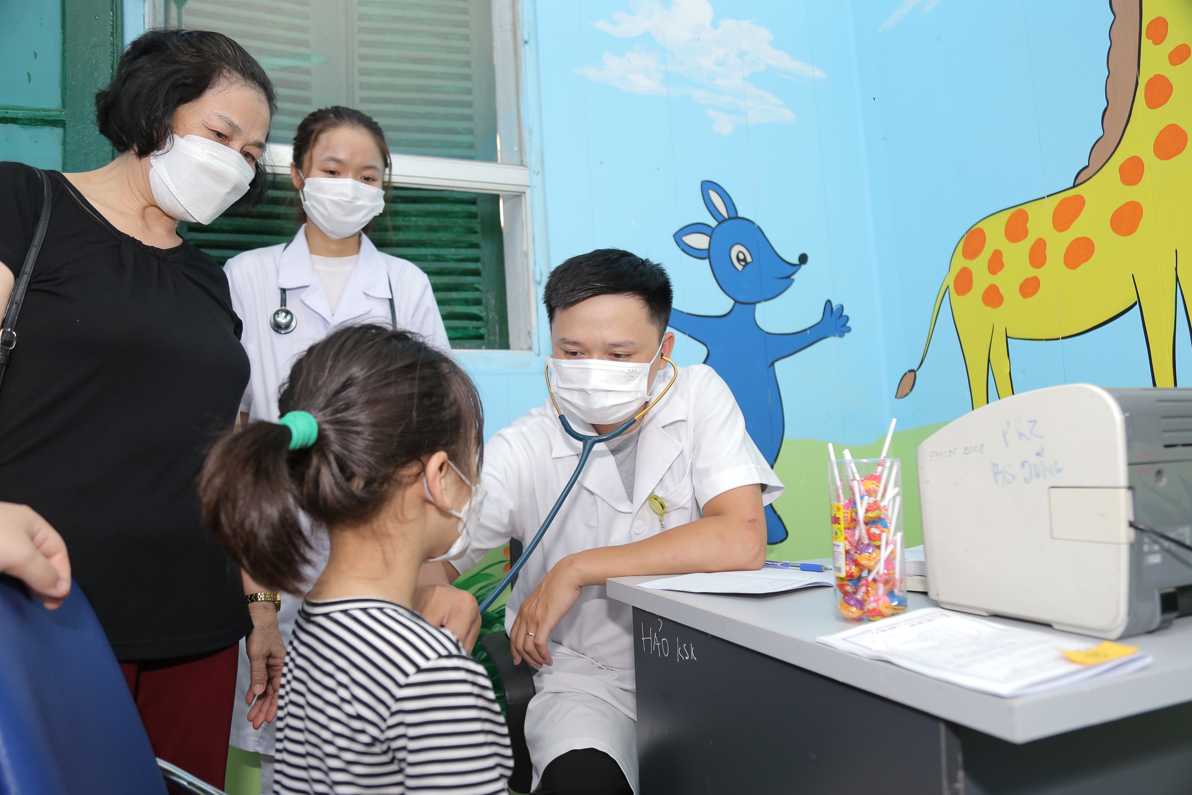 Hội LHPN quận Ba Đình, BV Đa khoa Hòe Nhai: Khám sức khỏe miễn phí cho con em gia đình chính sách - ảnh 1