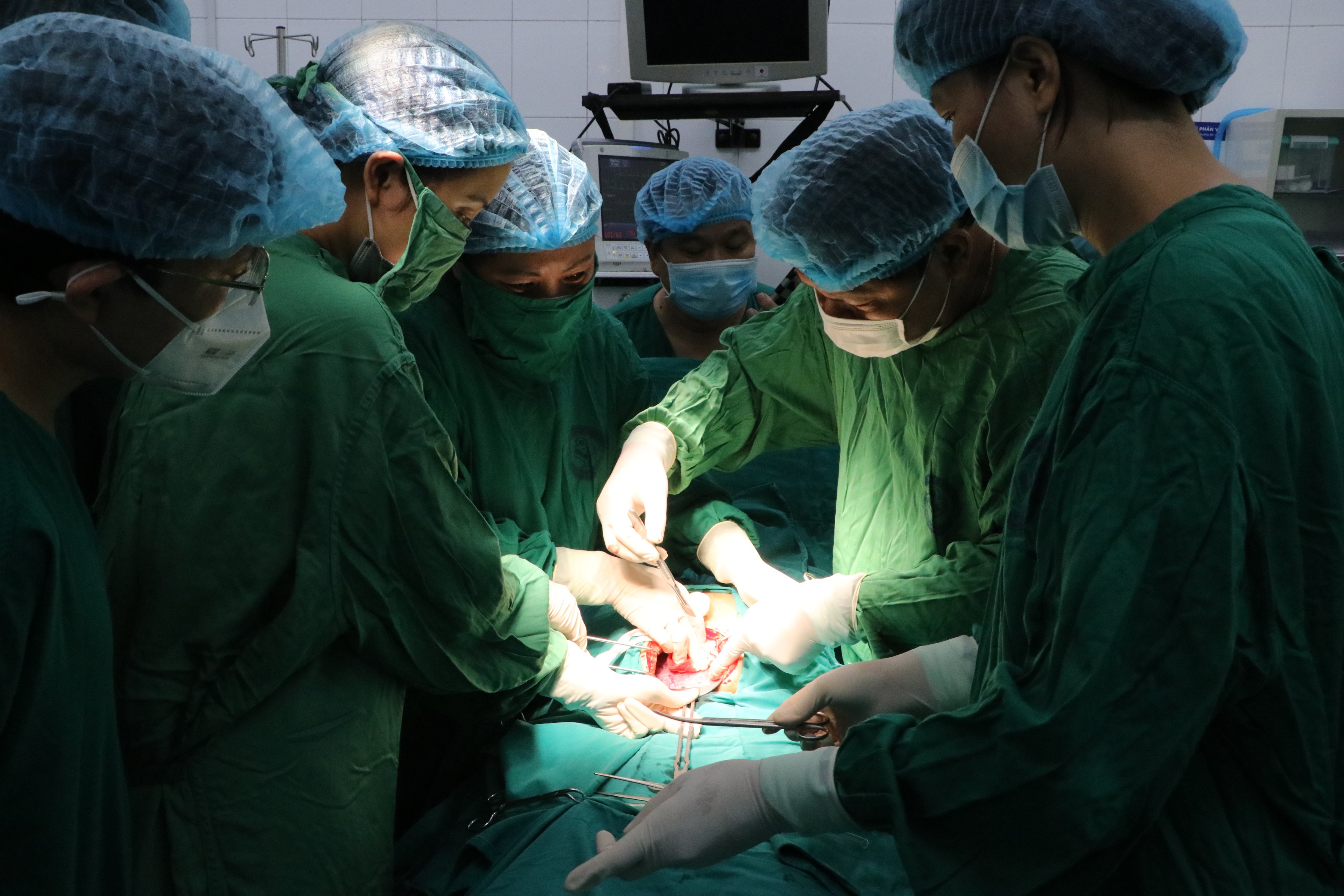 Kỳ tích thai phụ vỡ tử cung, sốc mất máu khi thai 26 tuần vẫn sinh con khỏe mạnh - ảnh 1