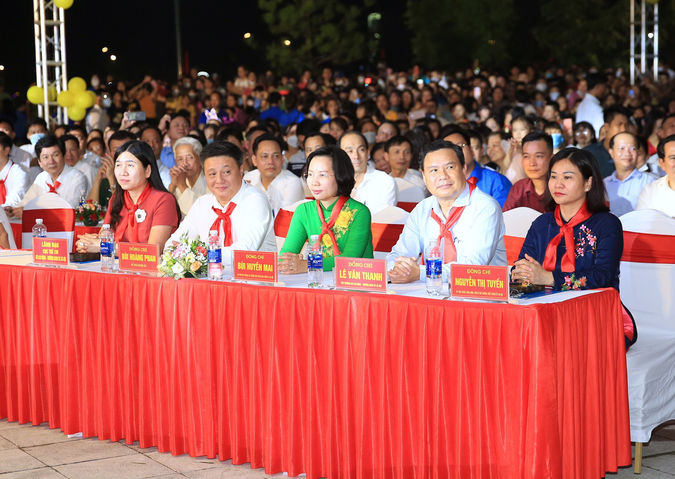 UBND TP Hà Nội trao quà cho 200 trẻ em có hoàn cảnh khó khăn nhân dịp Tết Trung thu - ảnh 1