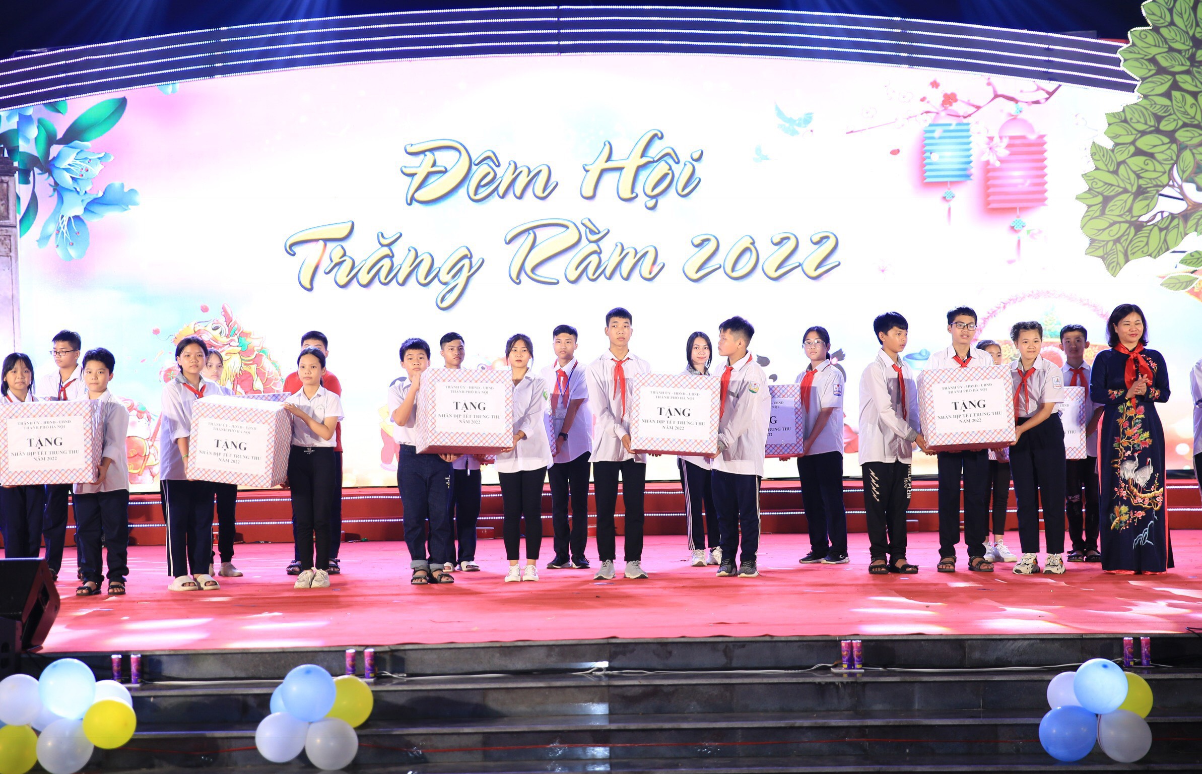 UBND TP Hà Nội trao quà cho 200 trẻ em có hoàn cảnh khó khăn nhân dịp Tết Trung thu - ảnh 3