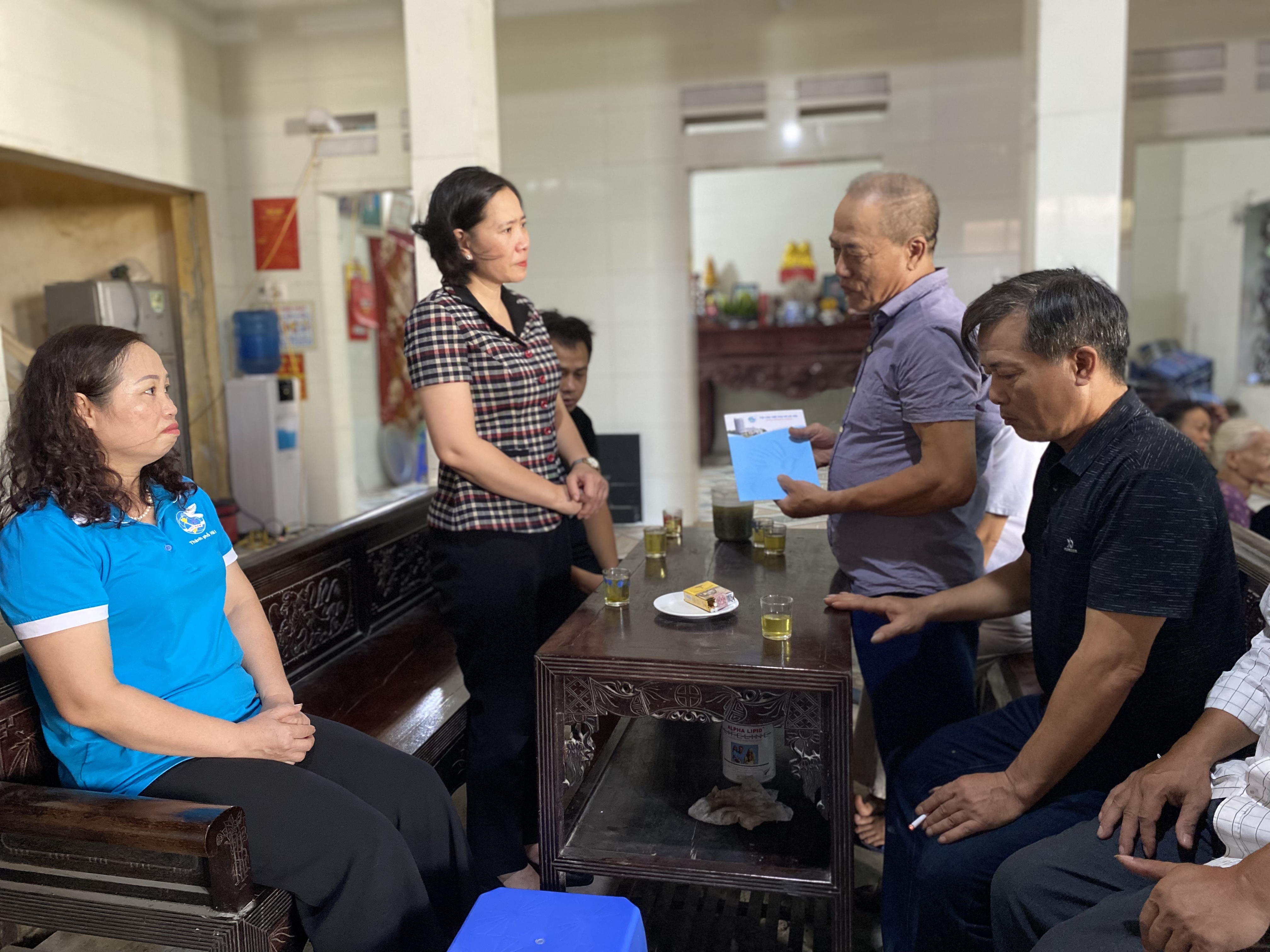 Hội LHPN Hà Nội động viên, chia sẻ gia đình mất 3 người thân trong vụ cháy nhà xưởng ở Thanh Oai - ảnh 1