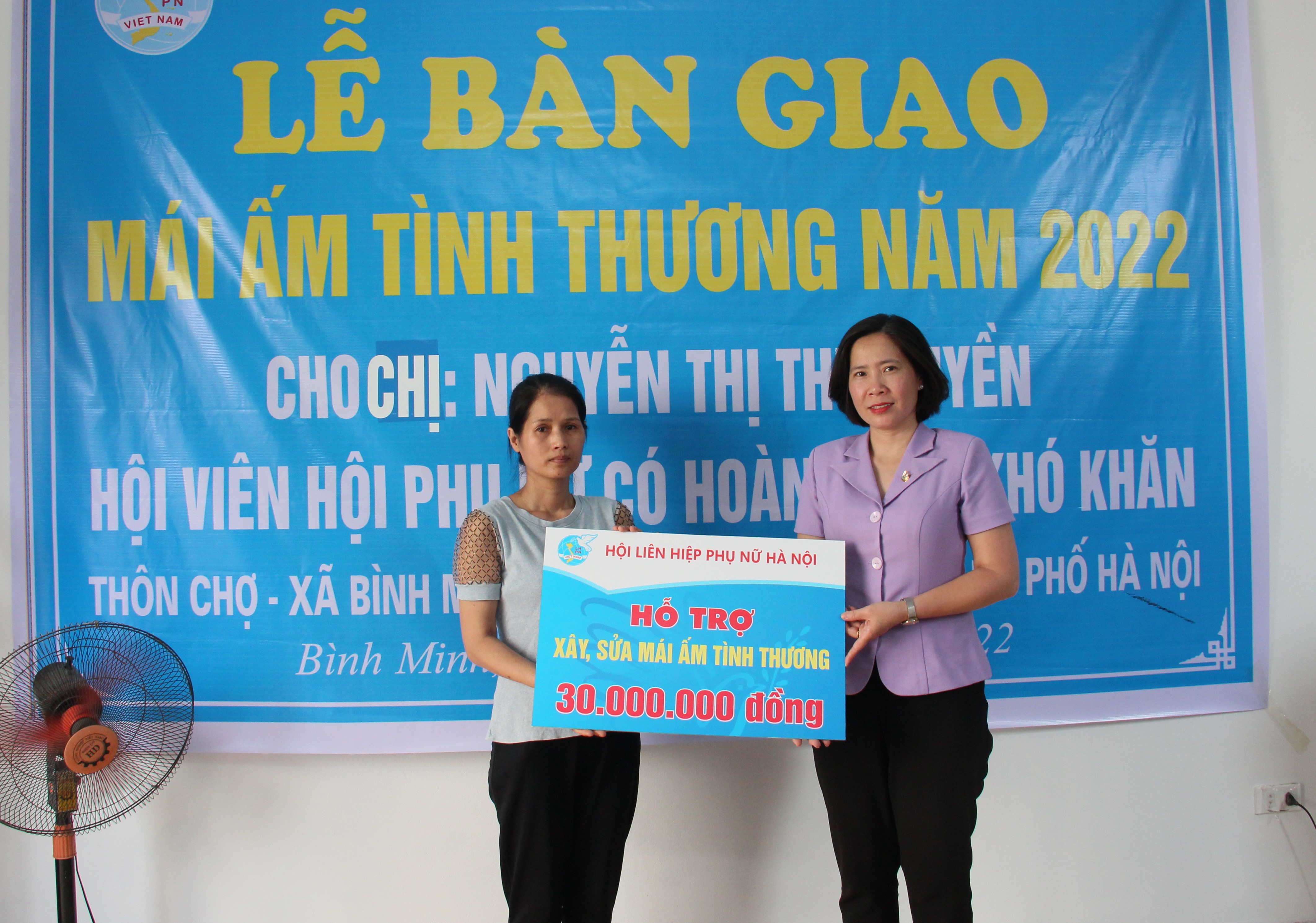 Hội LHPN Hà Nội: Trao tặng kinh phí xây sửa nhà