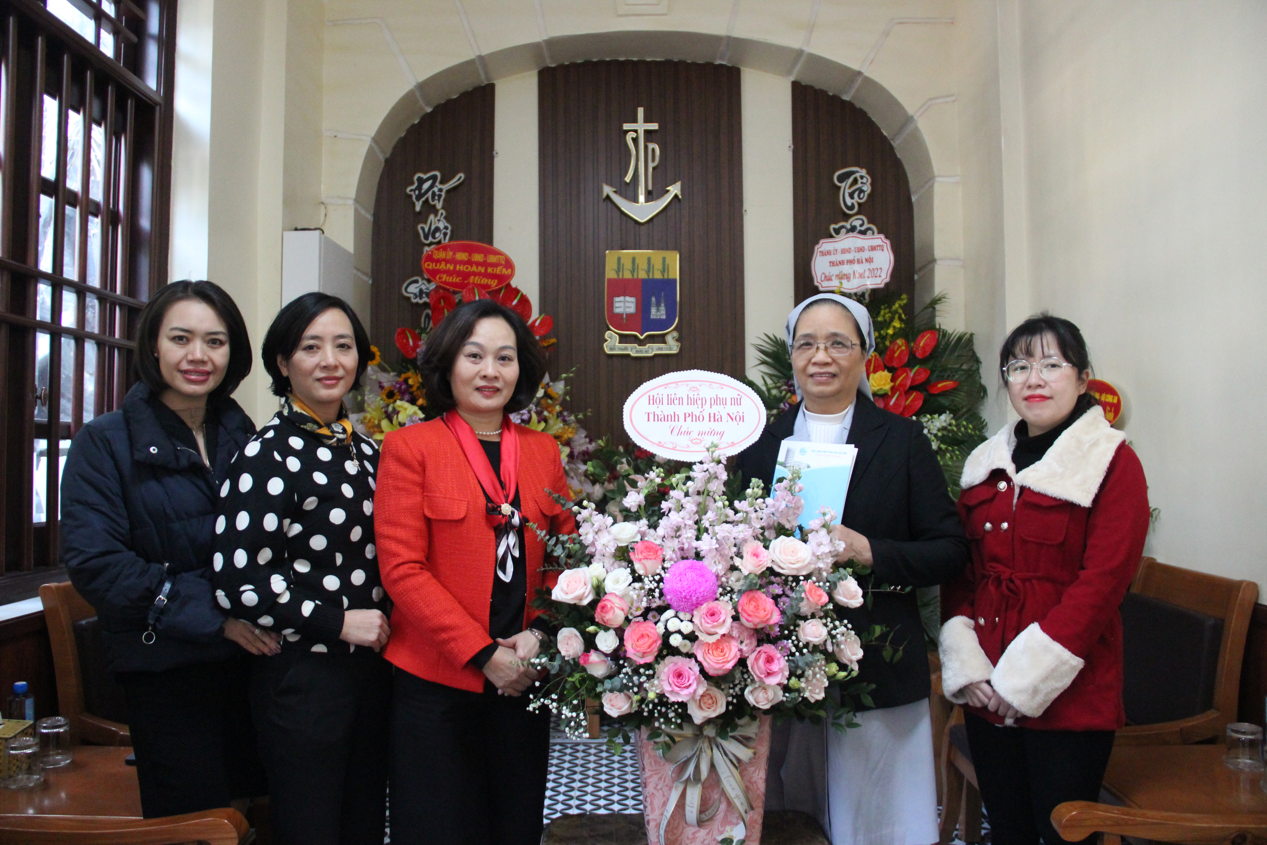 Hội LHPN Hà Nội: Thăm, chúc mừng cơ sở công giáo nhân dịp Noel - ảnh 1