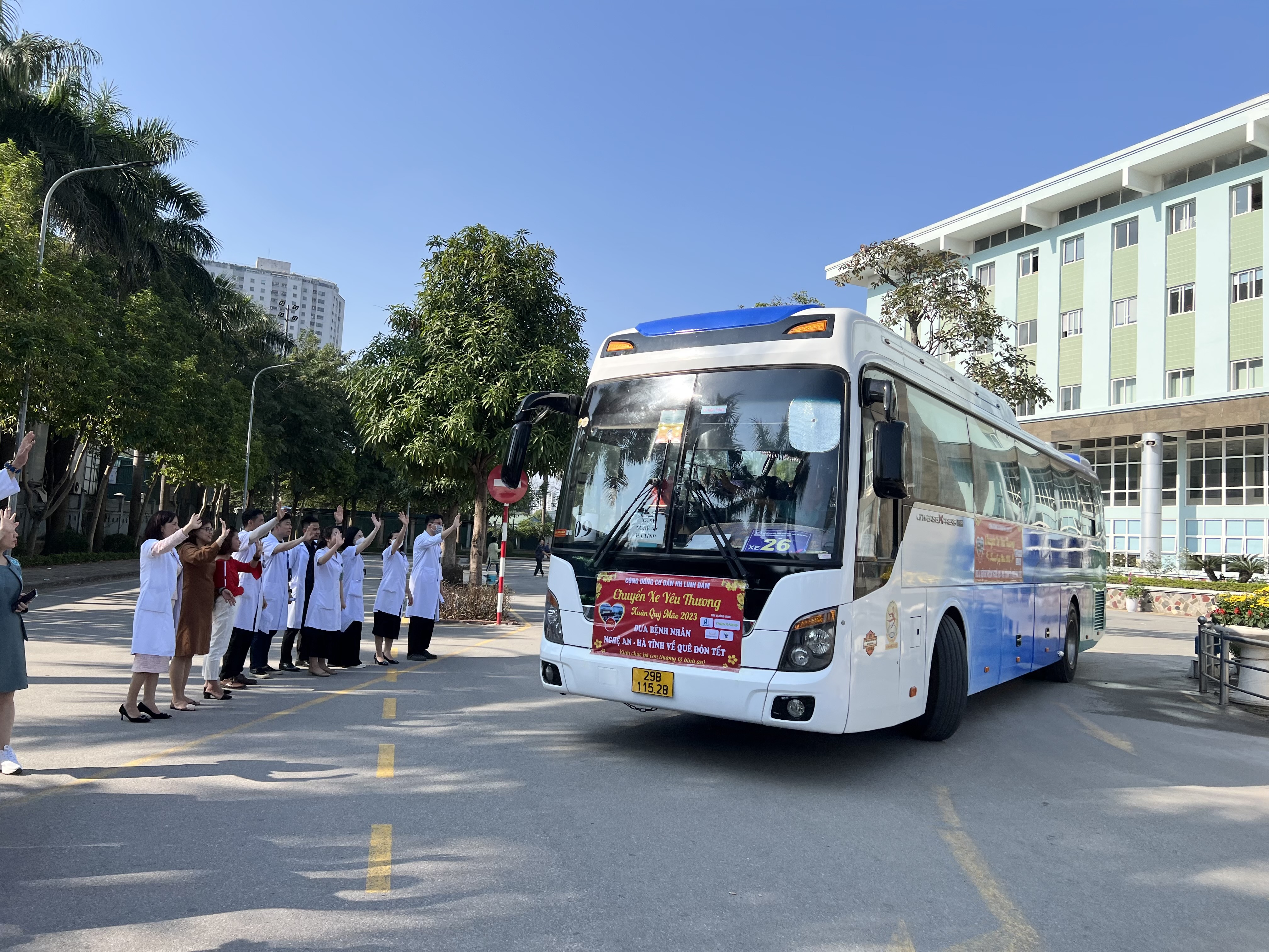 Chuyến xe yêu thương gửi tới người bệnh ung thư - ảnh 1