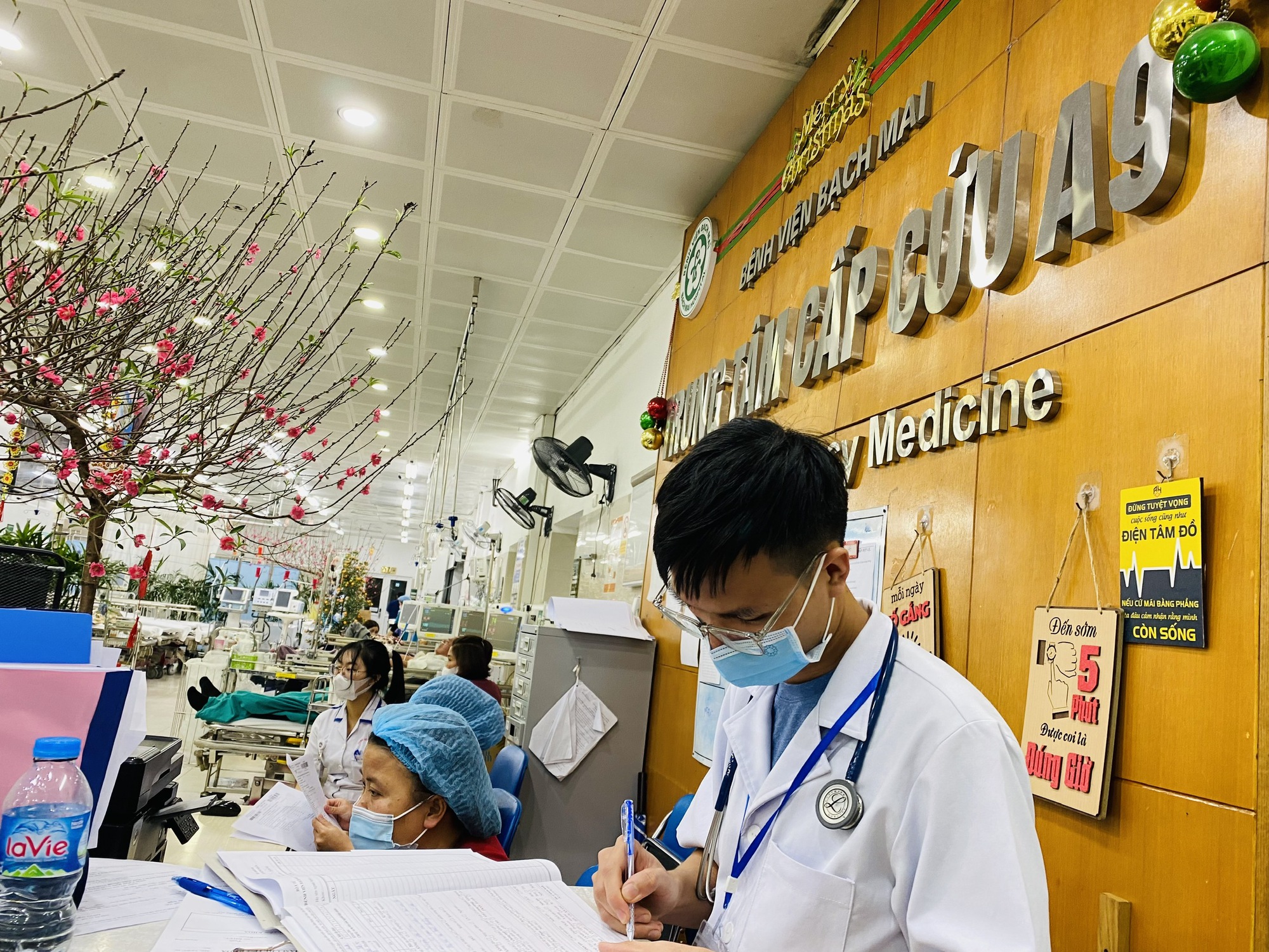 Khám, cấp cứu 4.353 trường hợp liên quan tai nạn giao thông trong ngày mùng 1 Tết - ảnh 1