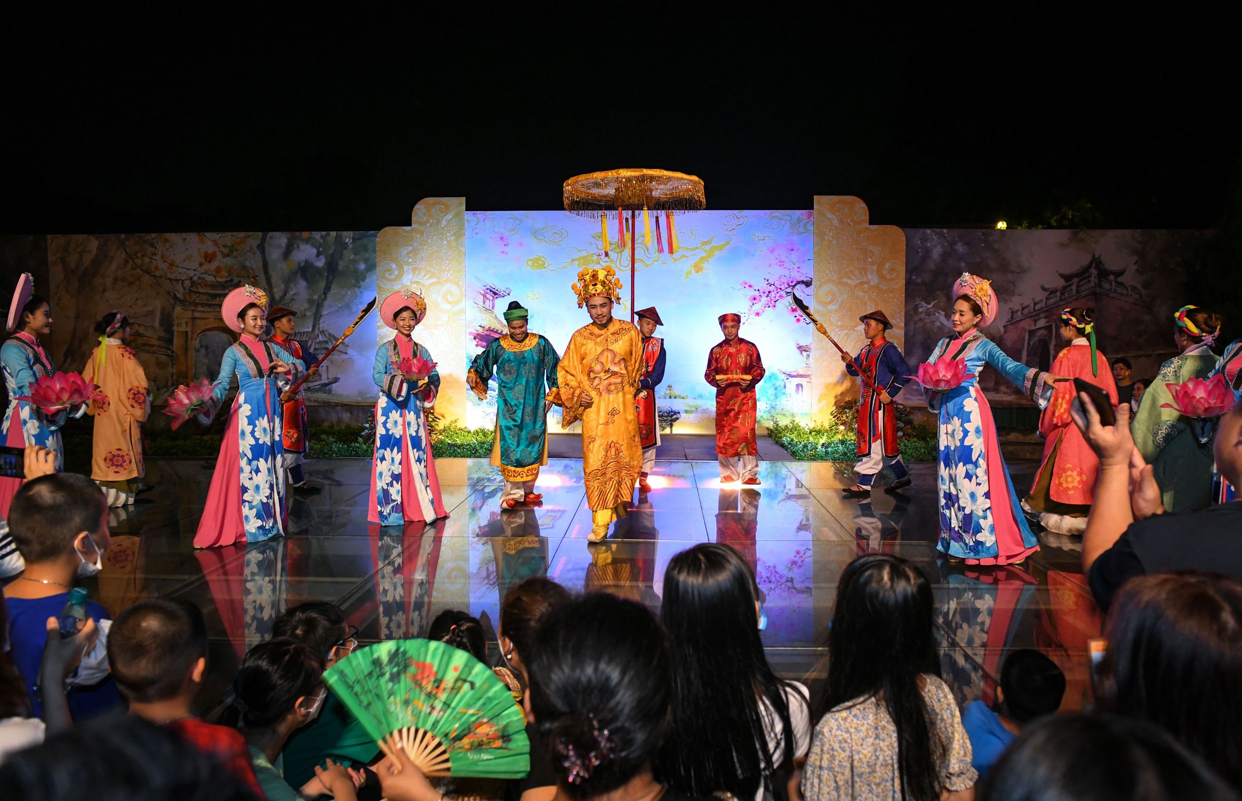 Khám phá lịch sử qua tour đêm “Giải mã Hoàng Thành“ - ảnh 2