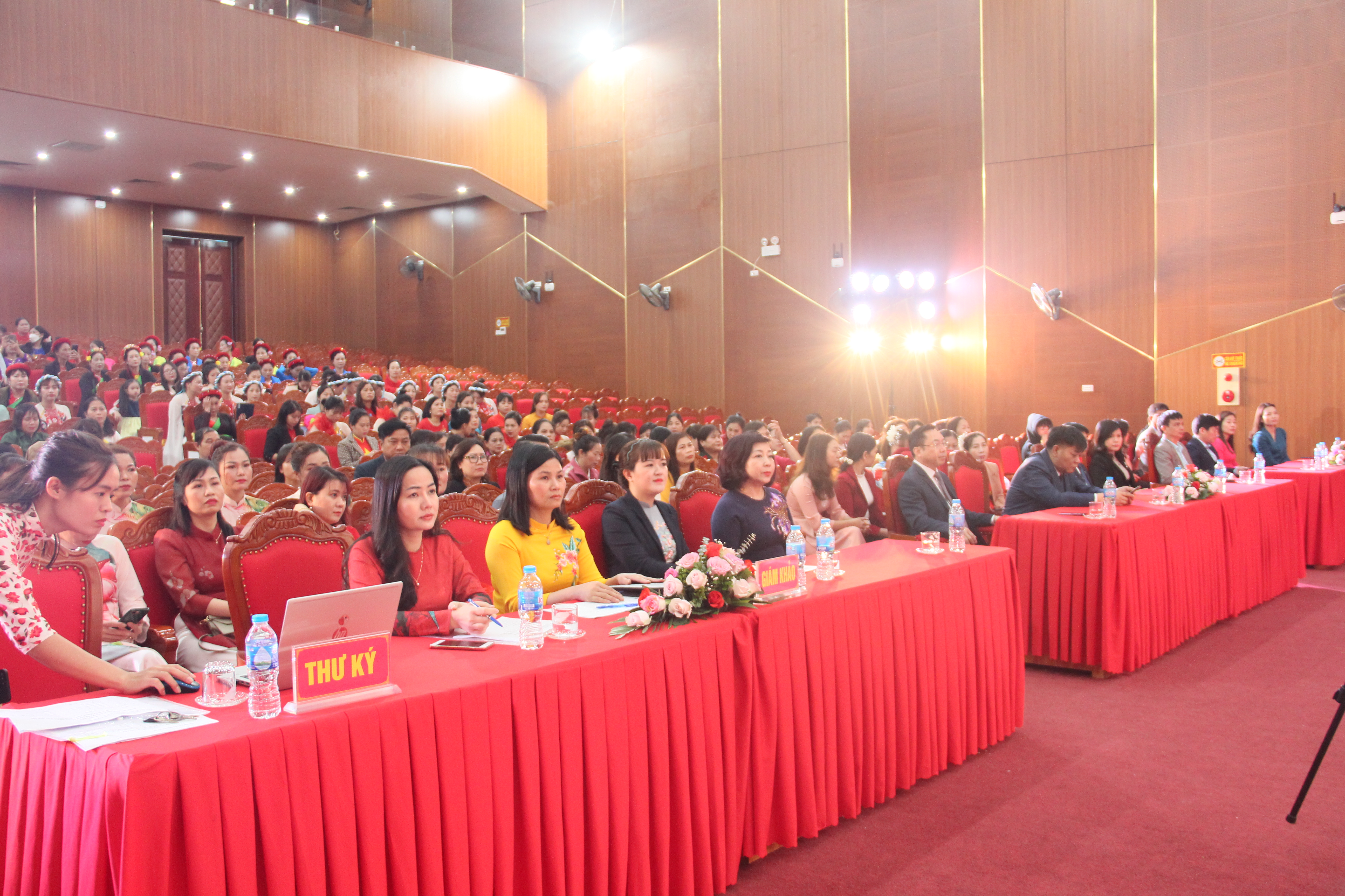 Tưng bừng liên hoan tiếng hát Phụ nữ huyện Thạch Thất - ảnh 1