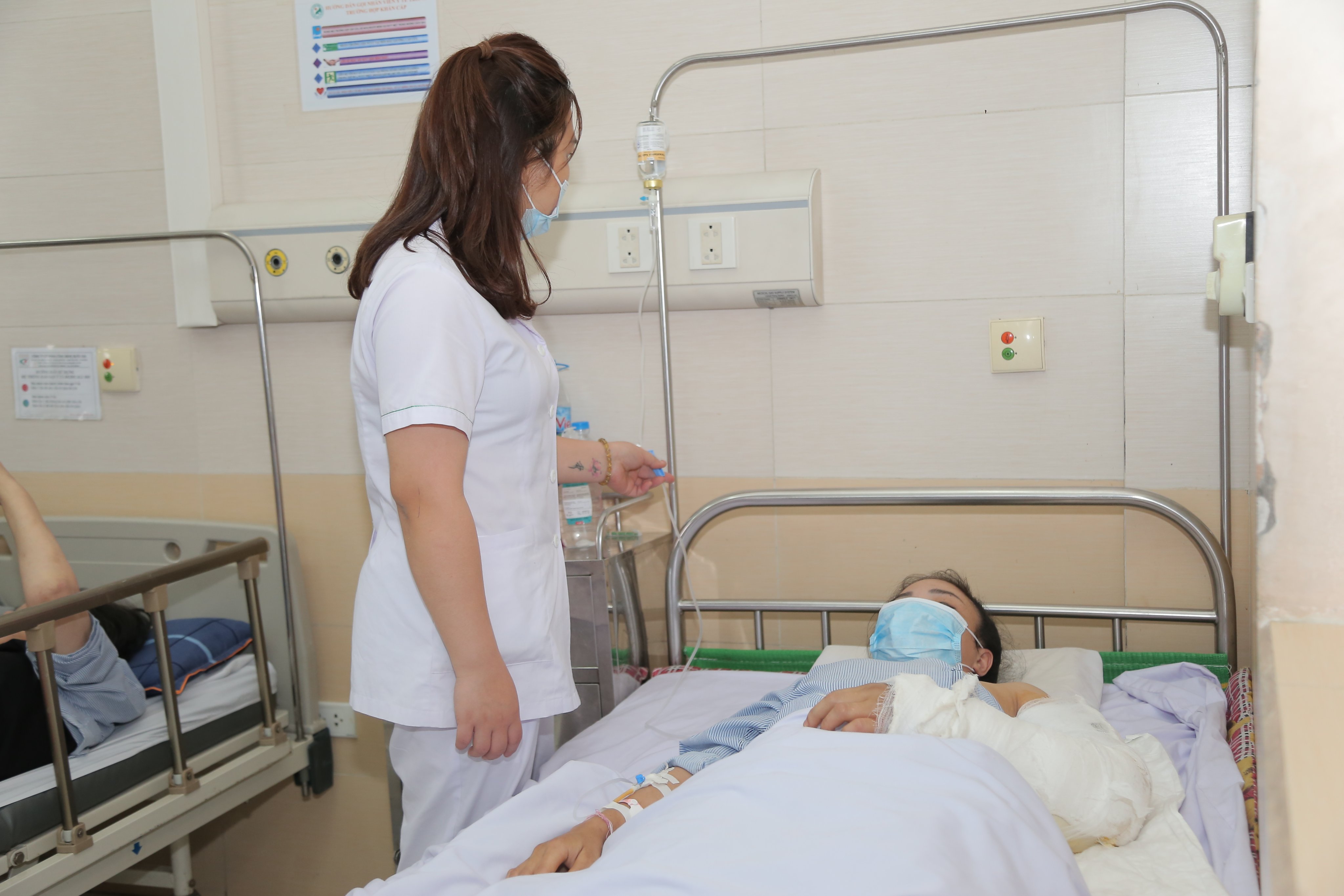 Phẫu thuật thành công cứu cánh tay của nữ công nhân - ảnh 1