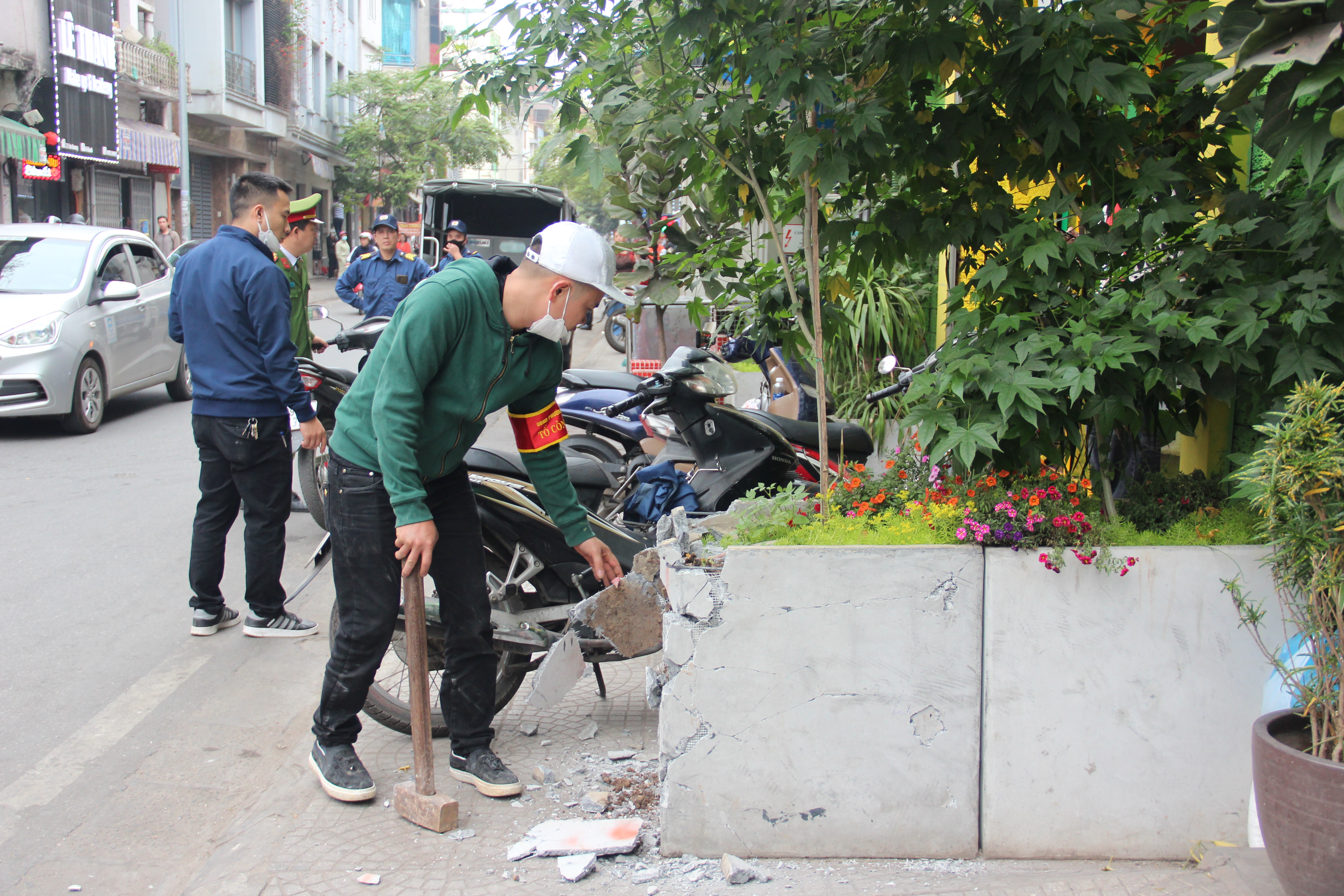 Phường Yên Phụ xử lý nhiều trường hợp vi phạm trật tự đô thị - ảnh 2